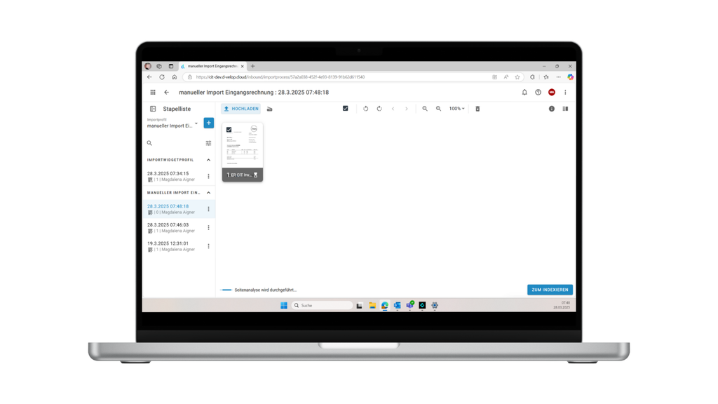 Geöffneter Laptop, auf dem die Benutzeroberfläche einer Dokumentenverwaltungssoftware angezeigt wird, mit einer Seitenleiste für Dateioptionen und einem Hauptfenster zur Dokumentenanzeige.