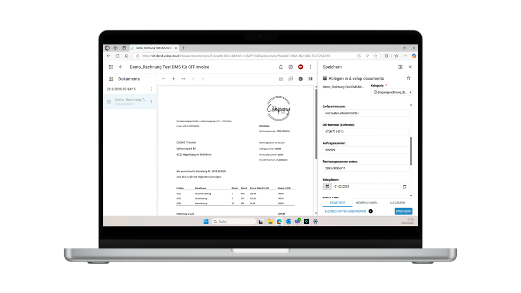 Laptop, auf dem ein digitales Dokument und ein Formular angezeigt werden. Auf der linken Seite ist ein Dokument mit Text und einem Logo zu sehen, auf der rechten Seite befinden sich Eingabefelder für die Dateneingabe.