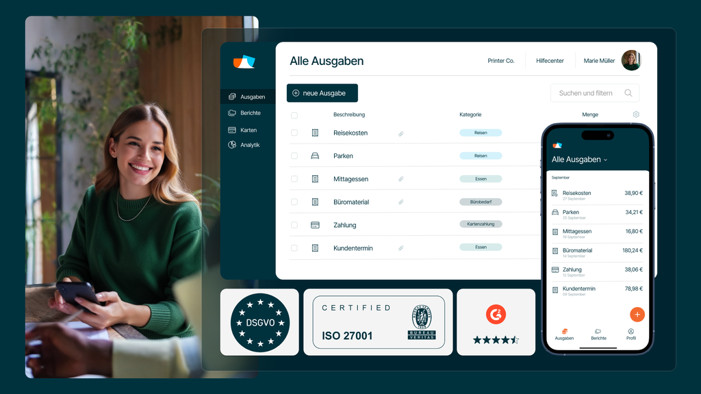 Eine lächelnde Frau mit einem Smartphone und einer Finanz-App auf dem Laptop- und Smartphone-Bildschirm, auf dem nach Kategorien geordnete Ausgabenlisten angezeigt werden.
