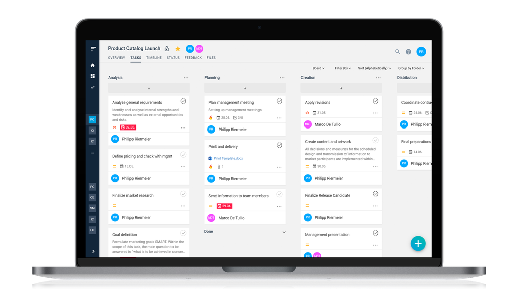 Ein Laptop, auf dem ein Projektmanagement-Dashboard mit Aufgabenkarten unter Kategorien wie „Analyse“, „Planung“ und „Erstellung“ angezeigt wird.