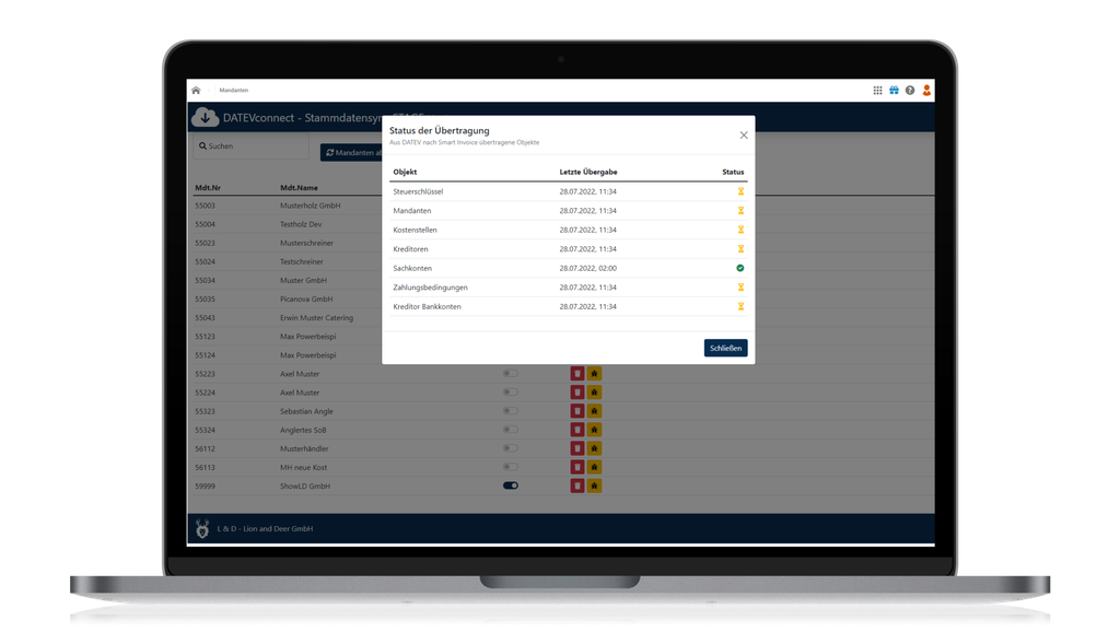 Laptop, auf dem ein Fenster mit dem Status der Datenübertragung angezeigt wird, das eine Liste der Objekte, die letzten Übertragungsdaten und Statussymbole auf einem Software-Dashboard enthält.