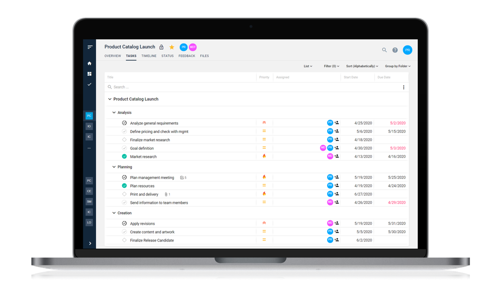 Laptop mit einem Projektmanagement-Tool, das eine Aufgabenliste, Zeitpläne, Fälligkeitstermine und Teamzuweisungen anzeigt.