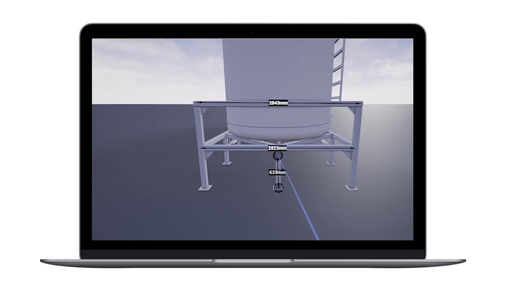 Laptop, der ein 3D-Modell eines zylindrischen Tanks mit einer Leiter anzeigt, der auf einem Rahmen montiert ist, dessen Maße in einer virtuellen Umgebung beschriftet sind.