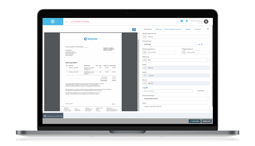 Ein Laptop, auf dem eine Benutzeroberfläche zur digitalen Rechnungsbearbeitung angezeigt wird, die einen Dokumentenbetrachter sowie Datenfelder für Rechnungsdetails und Zahlungsinformationen umfasst.