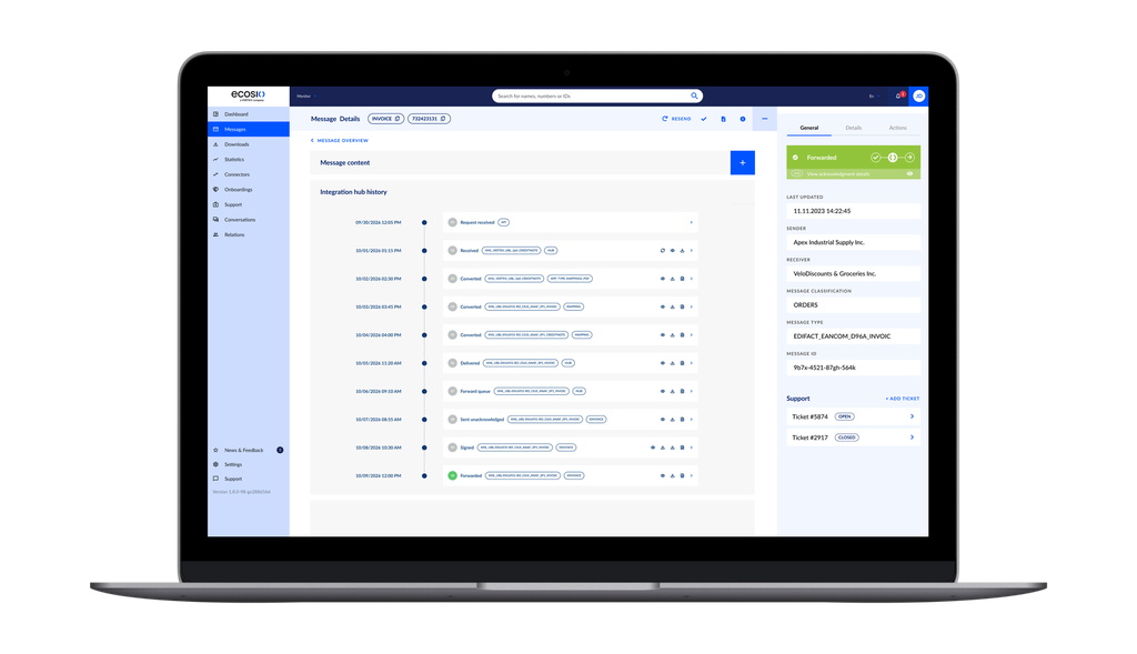 Ein geöffneter Laptop, auf dessen Bildschirm die Benutzeroberfläche einer Messaging-Software mit Nachrichtenverlauf, Angaben zu Absender und Empfänger sowie Support-Tickets zu sehen ist.