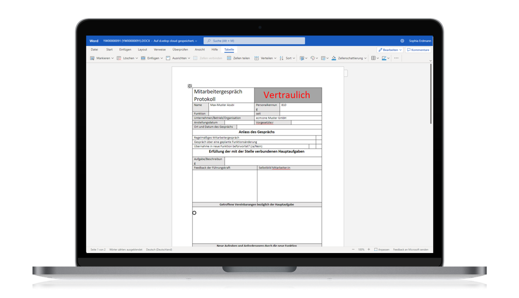 Auf einem Laptop ist ein Word-Dokument mit dem Titel „Mitarbeitergespräch Protokoll Vertraulich“ zu sehen, das eine strukturierte Tabelle mit Abschnitten und Text enthält.