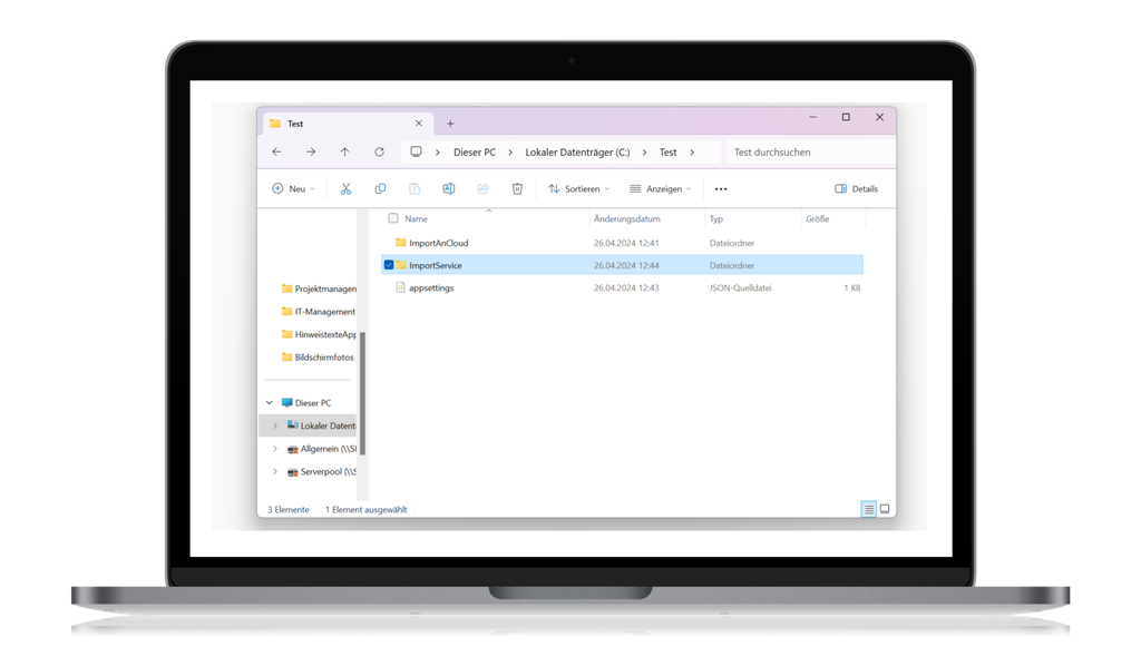 Laptop-Bildschirm, auf dem ein Datei-Explorer-Fenster mit Ordnern und Dateien, darunter „ImportService“ und „exportlogs“, unter einem Windows-Betriebssystem angezeigt wird.