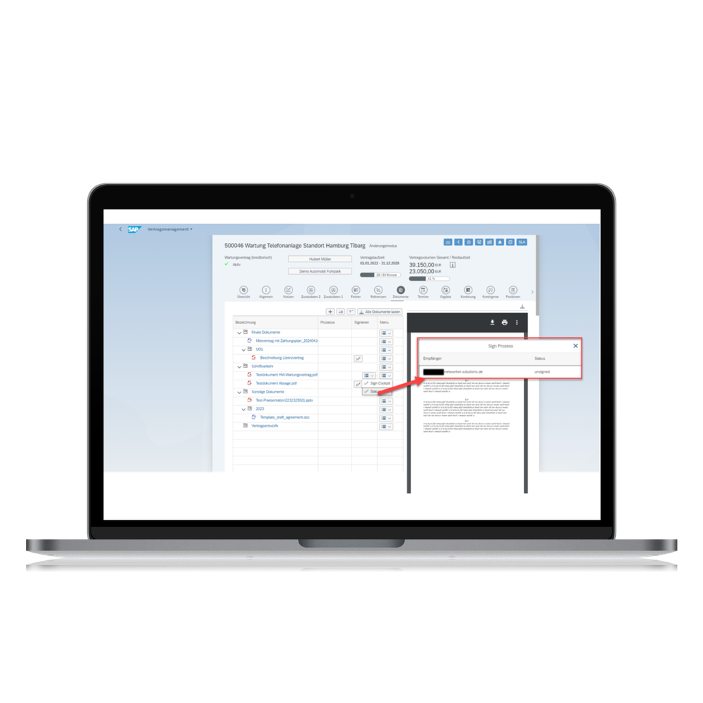Laptop, auf dessen Bildschirm ein digitales Dashboard mit einer detaillierten Datentabelle und einem hervorgehobenen Popup-Formular angezeigt wird.
