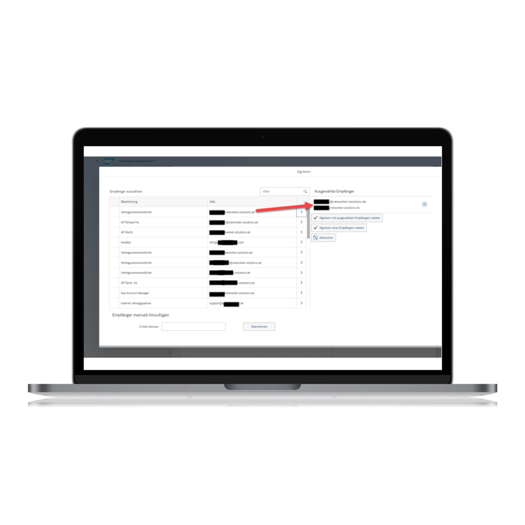 Laptop, auf dem eine Datentabelle mit unscharfem Text und einem roten Pfeil angezeigt wird, der auf eine hervorgehobene Option auf dem Bildschirm zeigt.