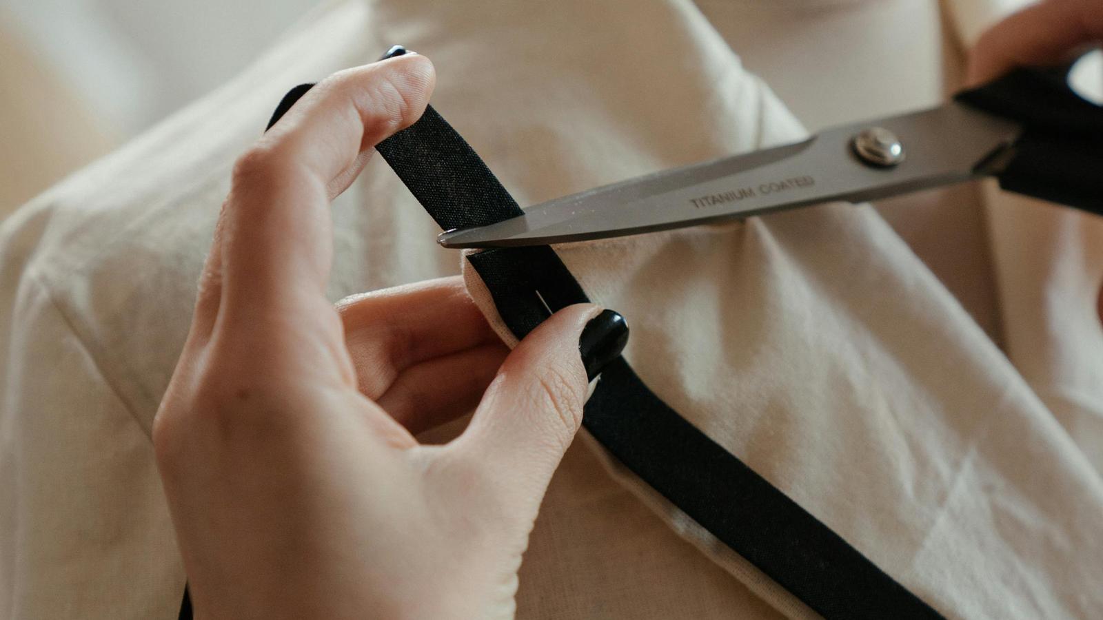 Tailoring a shirt collar, creating a customised client experience