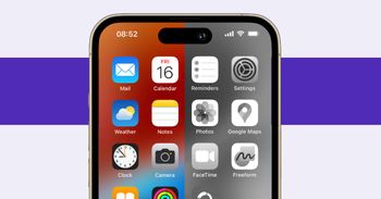Nahaufnahme von einem iPhone Startbildschirm, auf der linken Seite ist der Bildschirm bunt, auf der rechten Seite in Graustufen