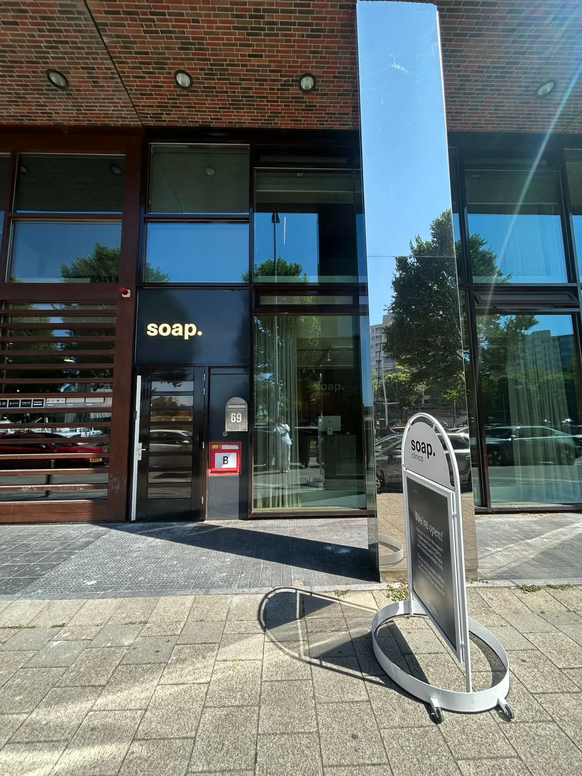 Gevel van Soap Clinics Rotterdam aan de Admiraliteitskade