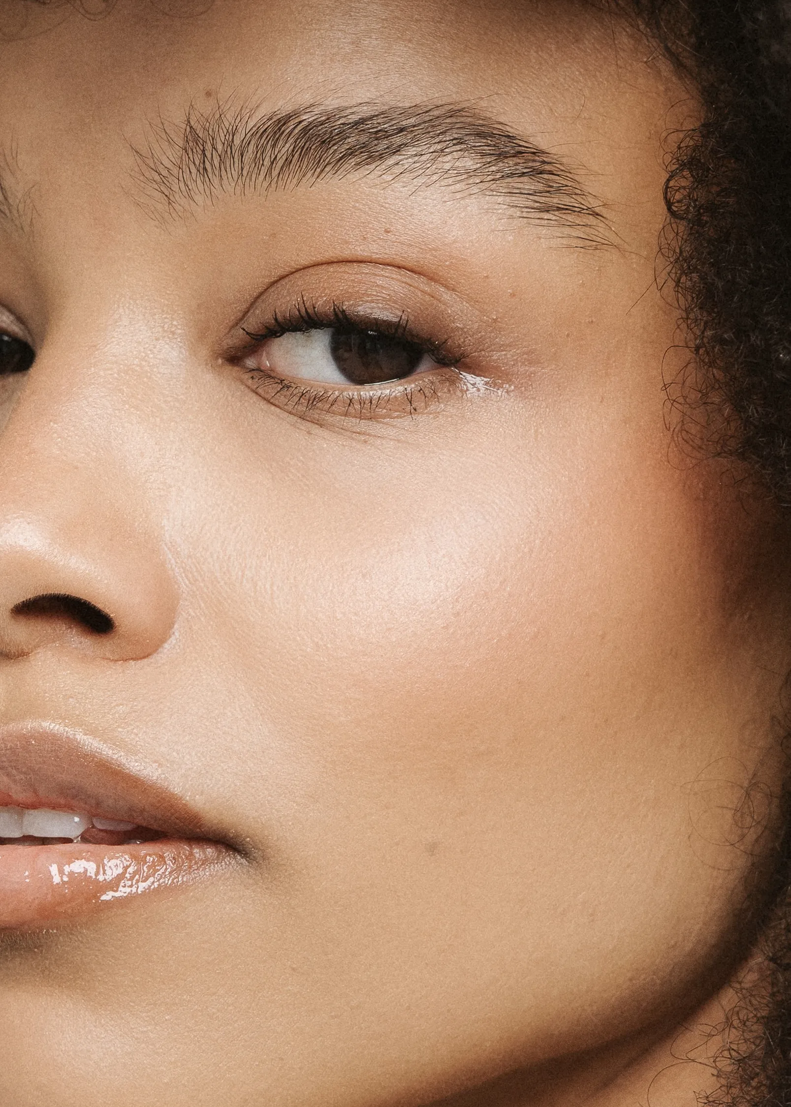 Close-up van een vrouw met een egale huidtint
