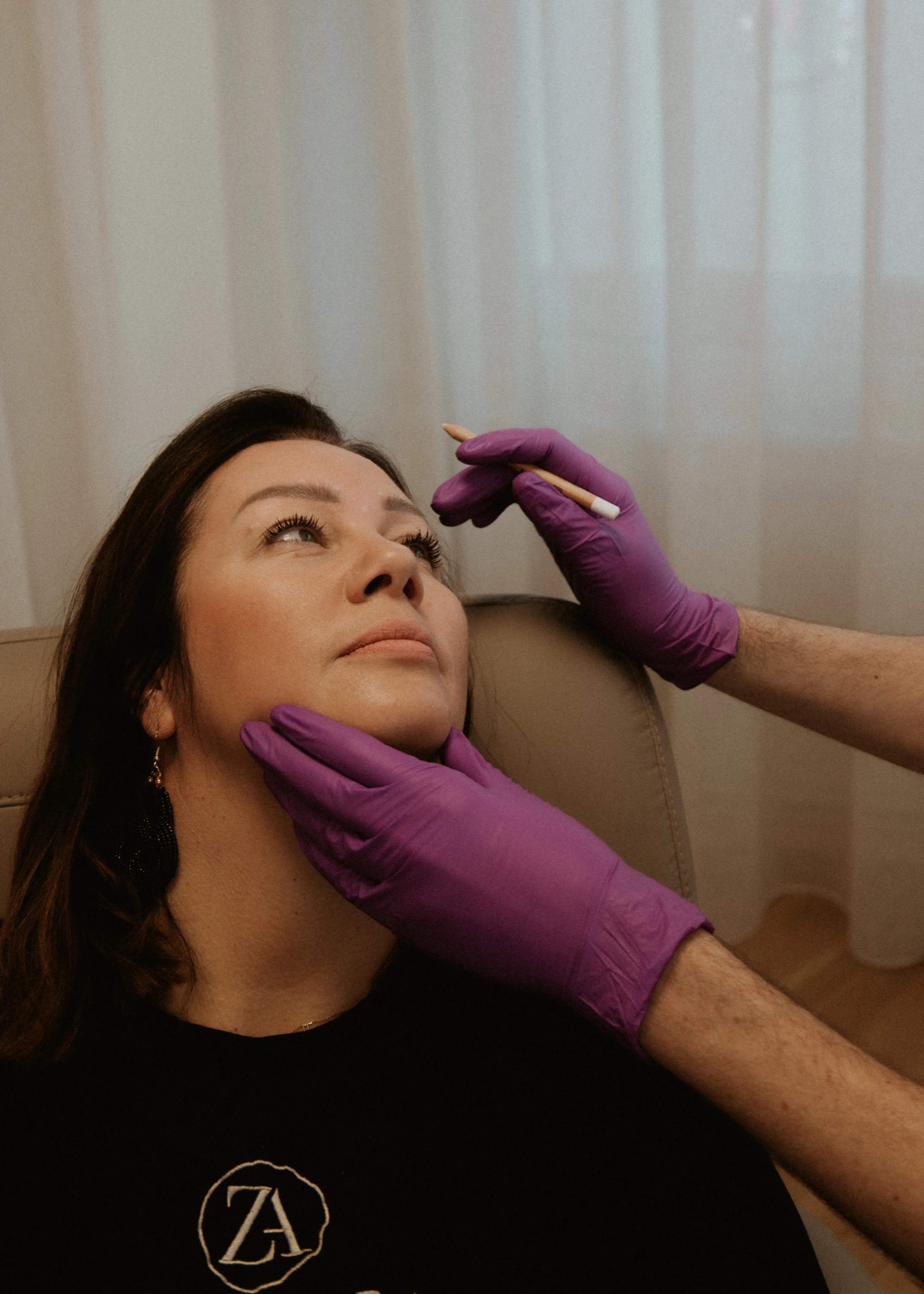 Arts van Soap behandelt het voorhoofd van een cliënte met botuline toxine