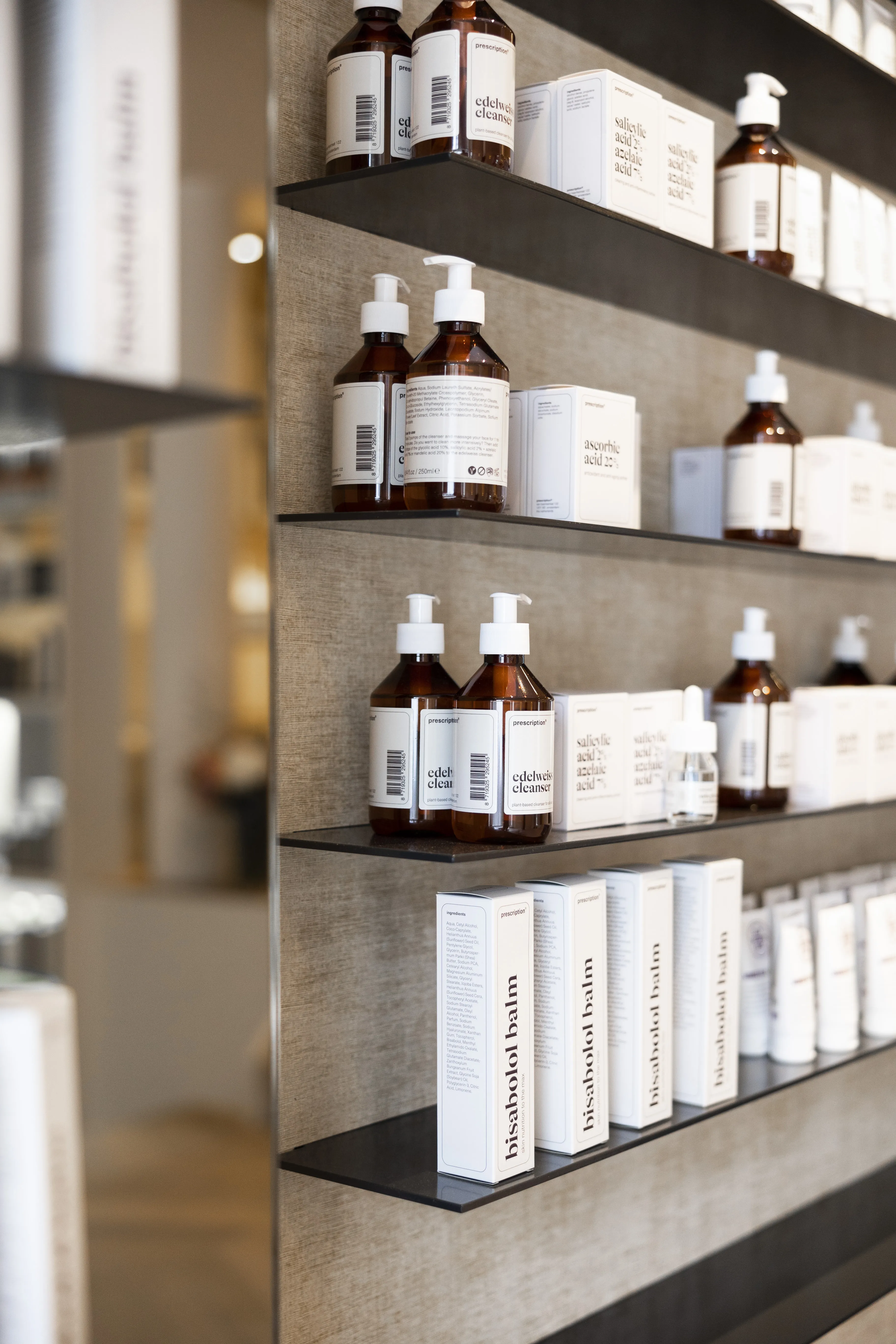 Schap met huidverzorgingsproducten bij Soap, gezichtsbehandeling Amsterdam