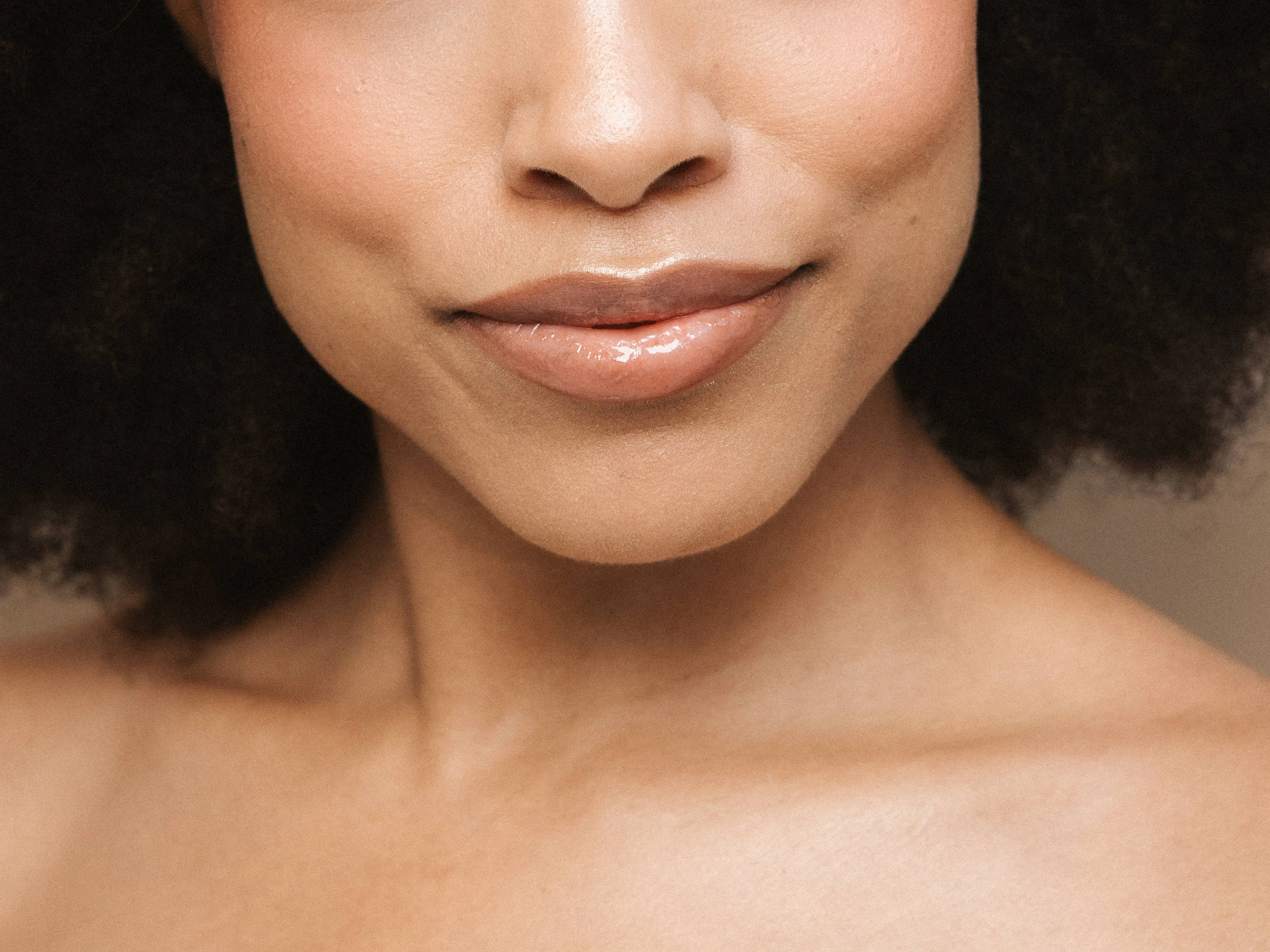 Close-up van volle, natuurlijk ogende lippen van een vrouw