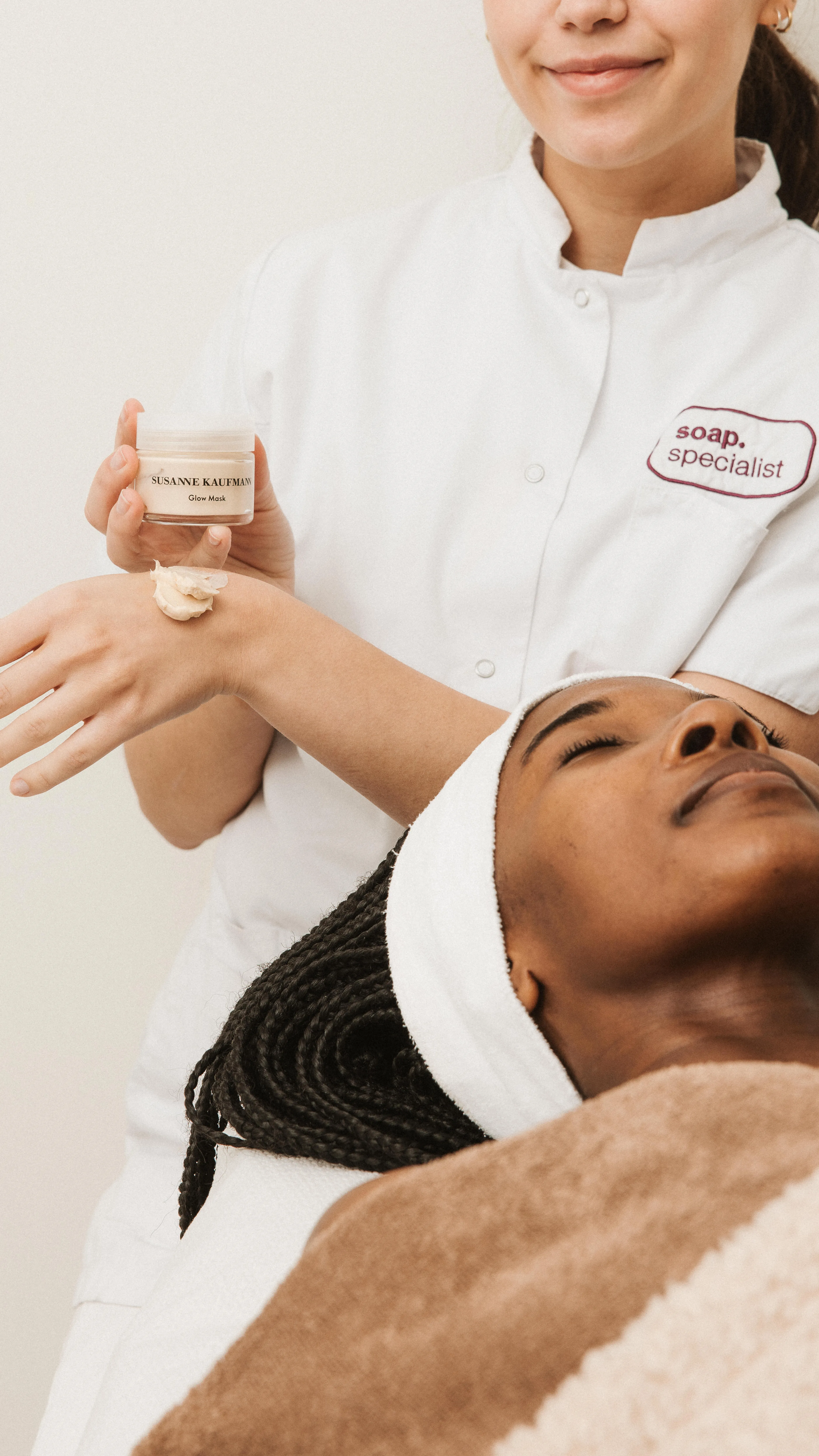 Soap specialist geeft een facial met Susanne Kaufmann, gezichtsbehandeling Amsterdam