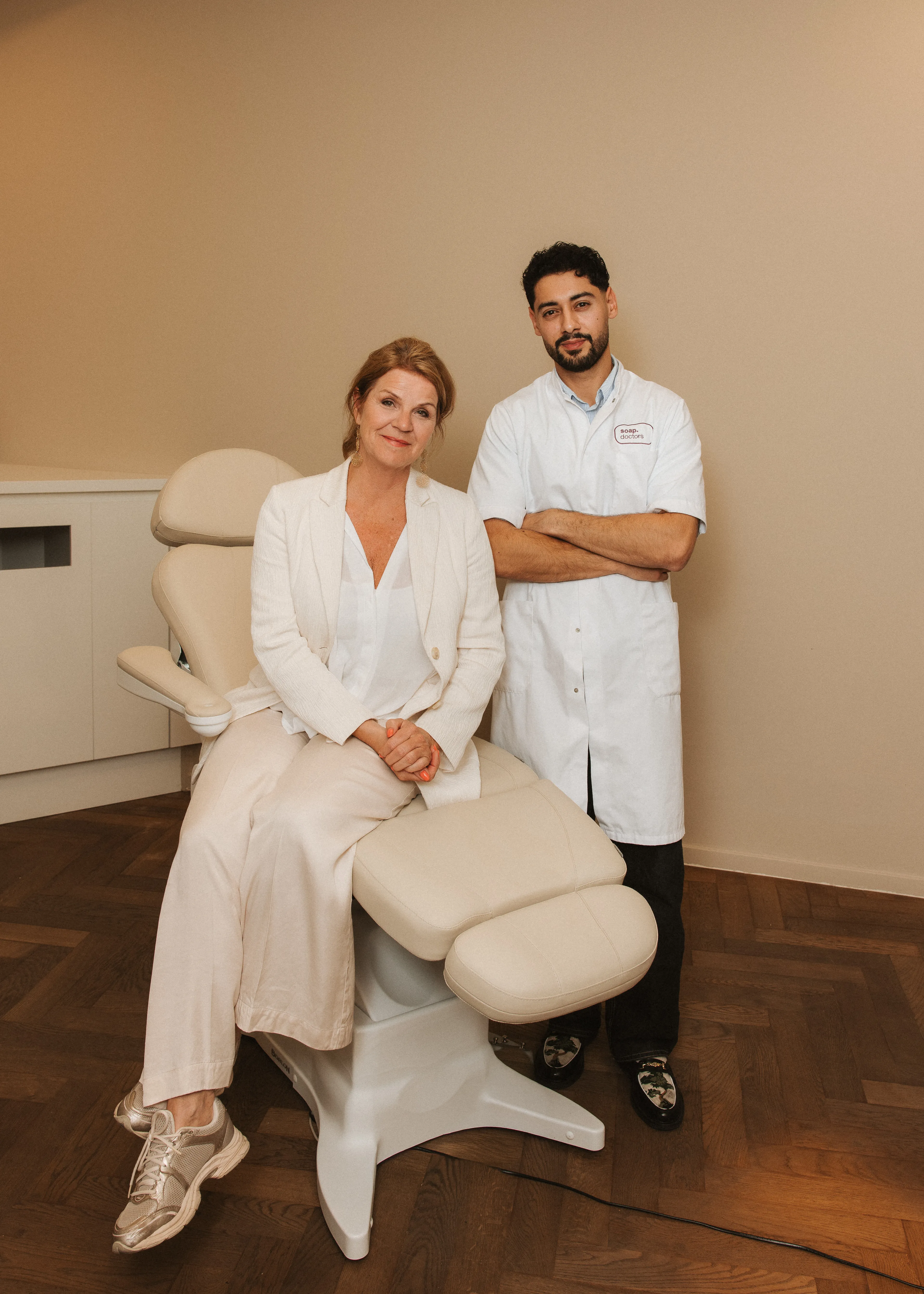 Arts van Soap naast een cliënte in de behandelstoel