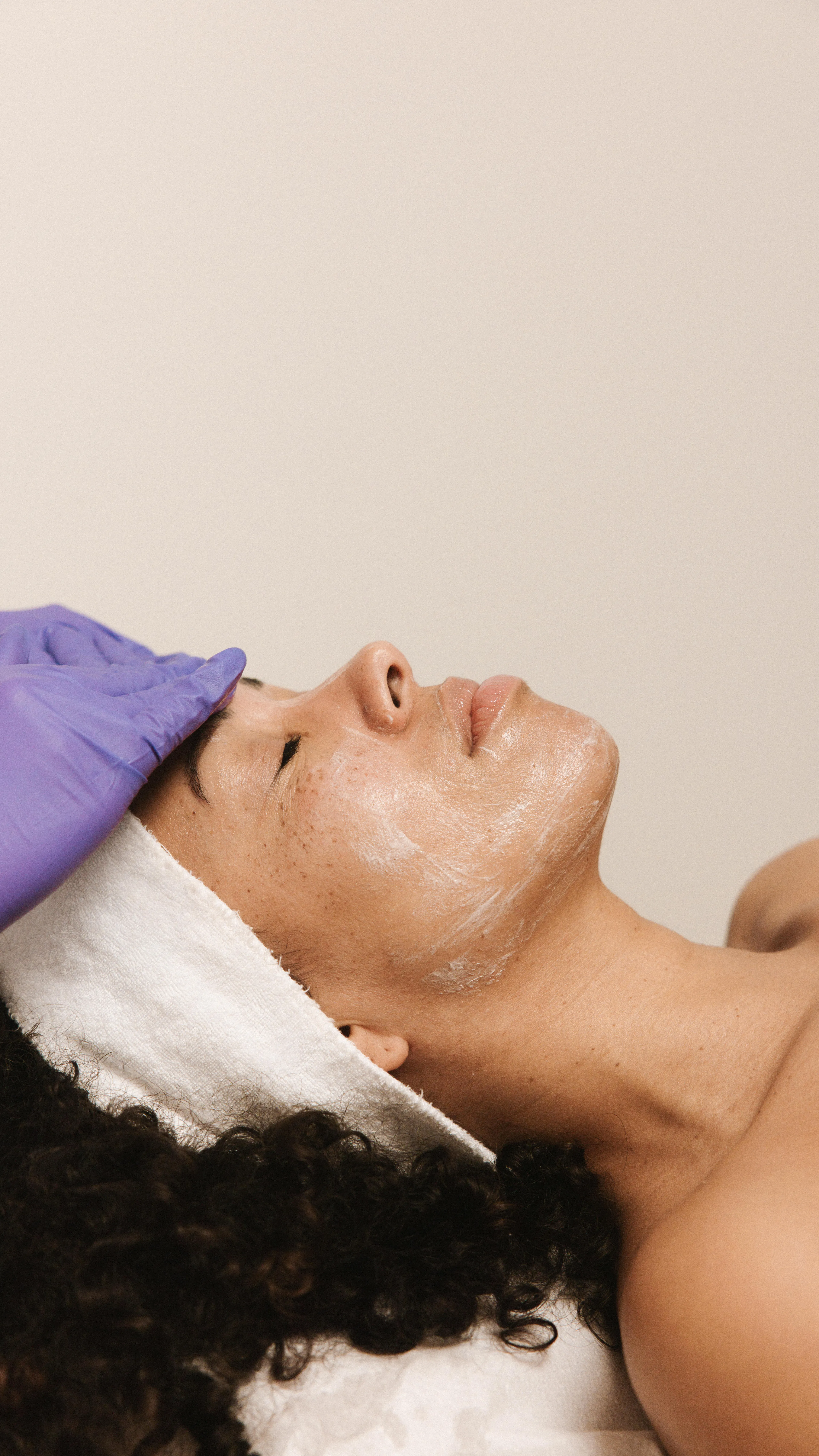 Een cliënte krijgt een peeling aangebracht tijdens een peel boost behandeling bij Soap.