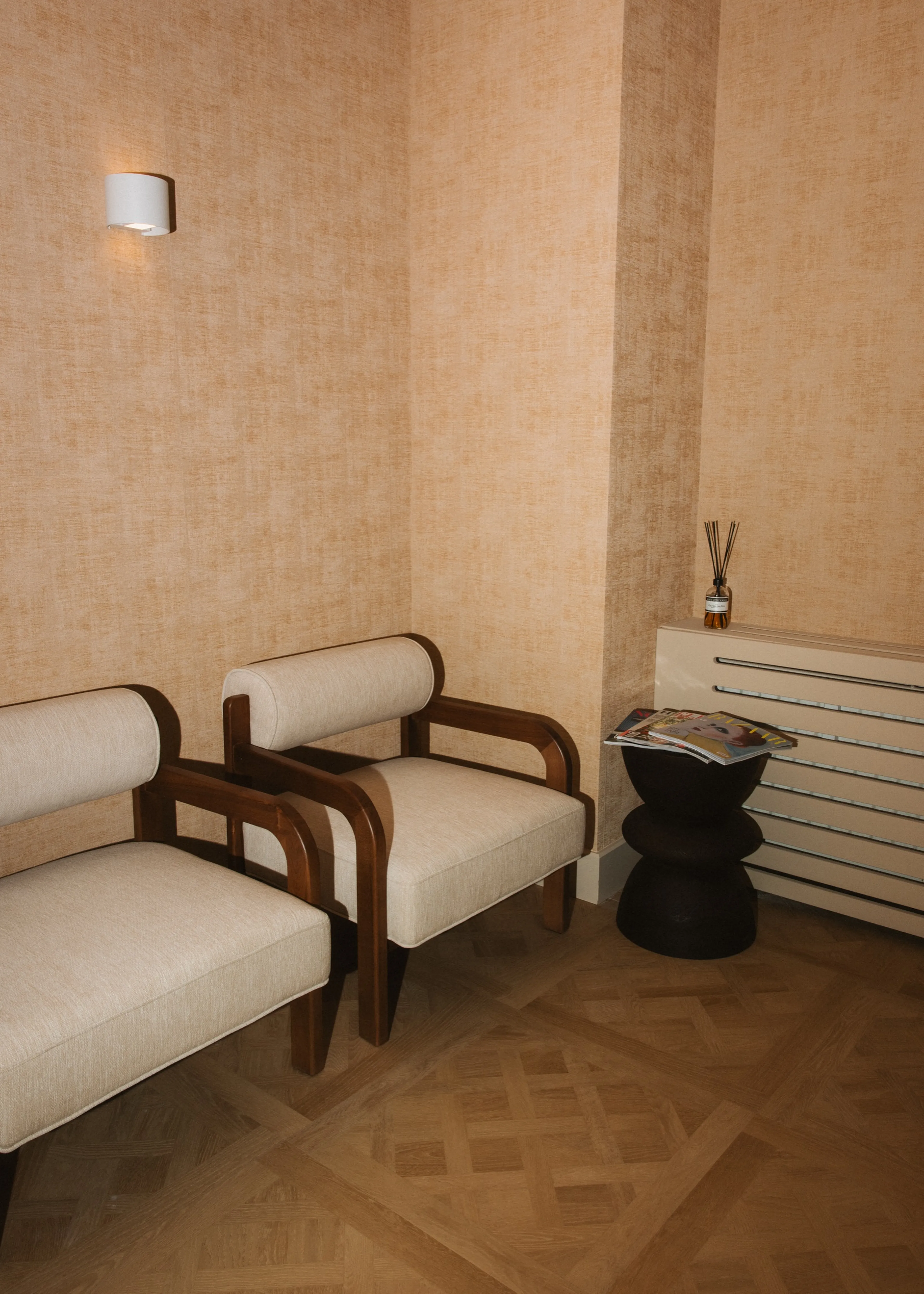 Lichte wachtruimte van Soap met fauteuils