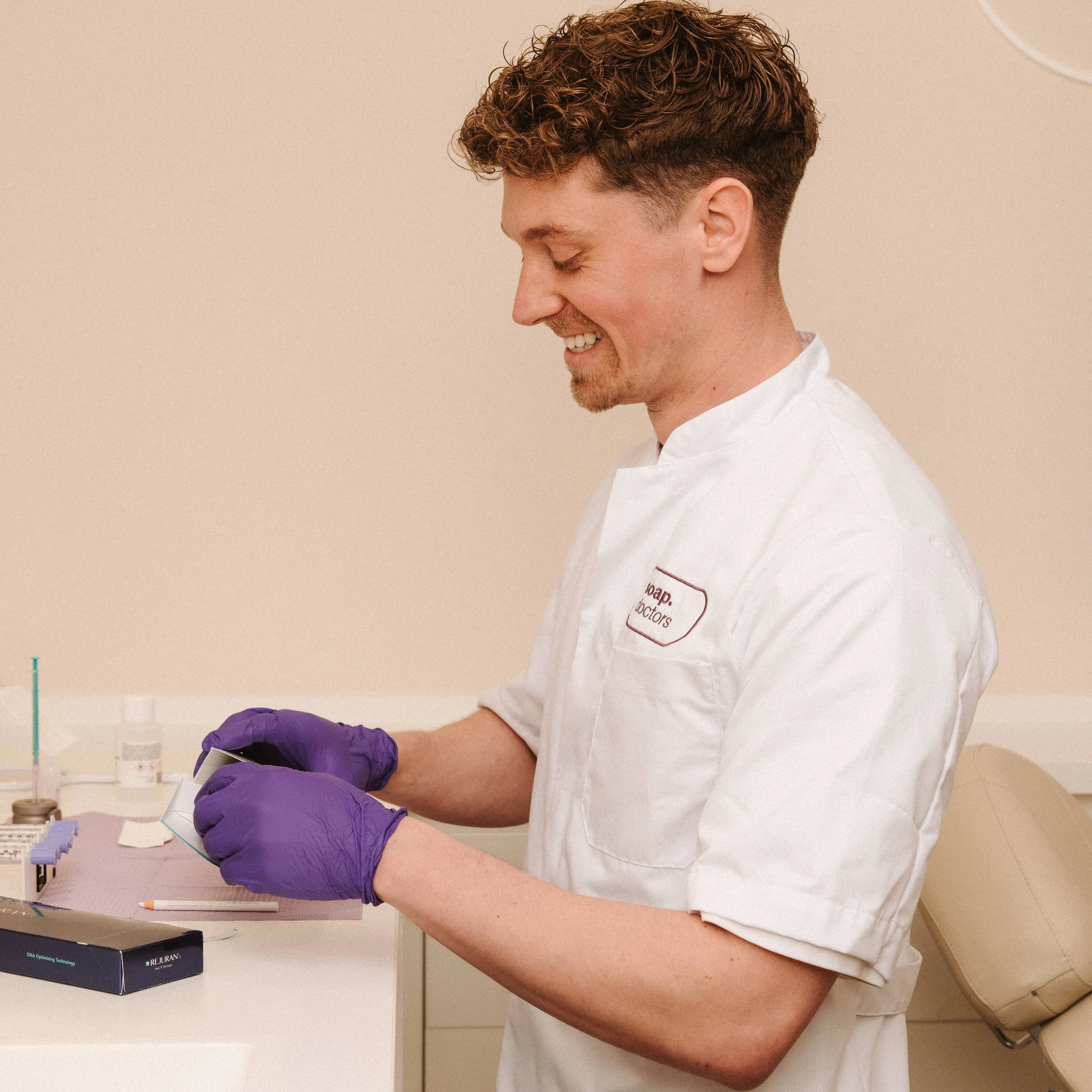 Lachende arts van Soap bereidt een behandeling voor