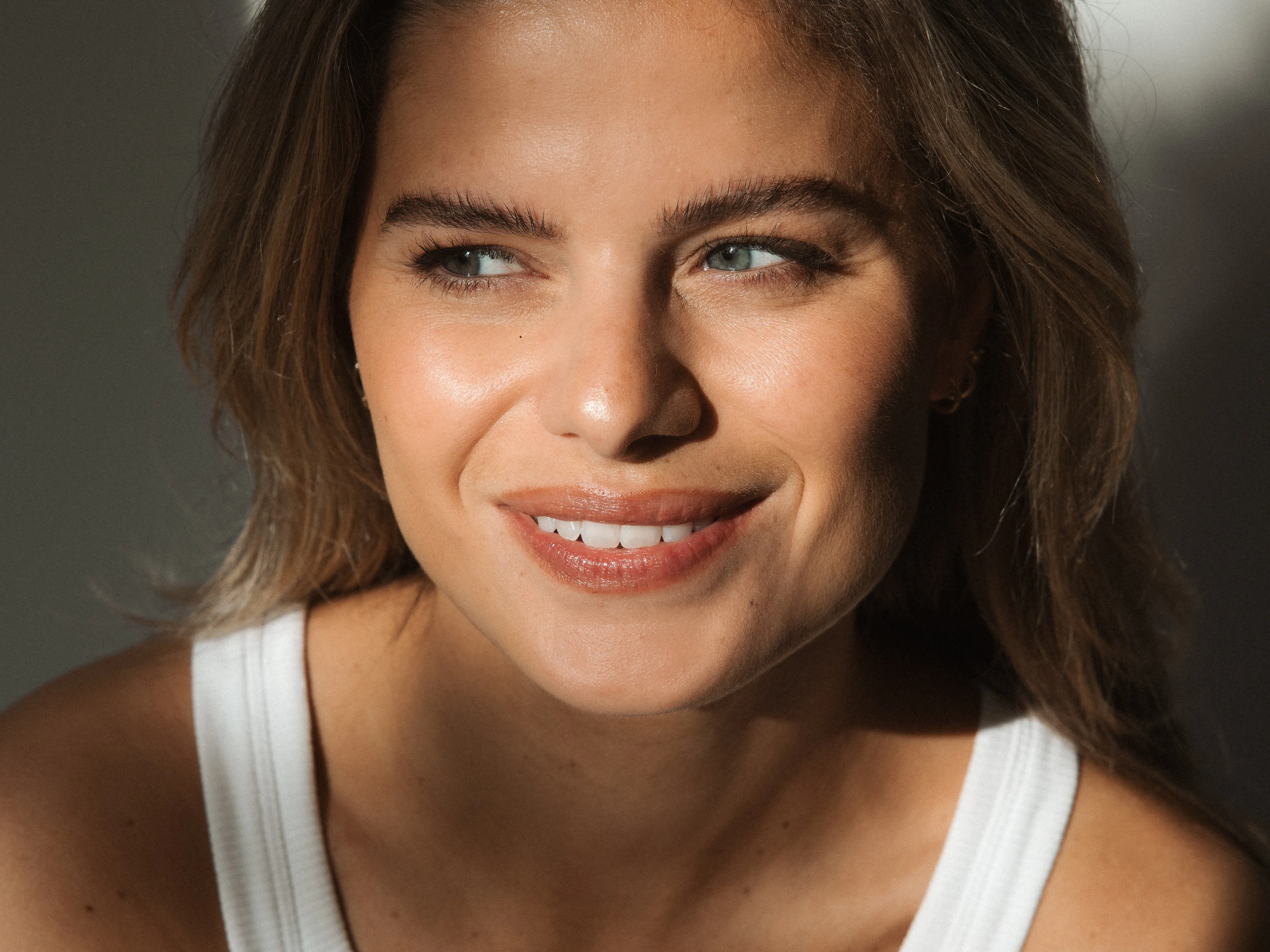Portret van een lachende vrouw met een stralende huid