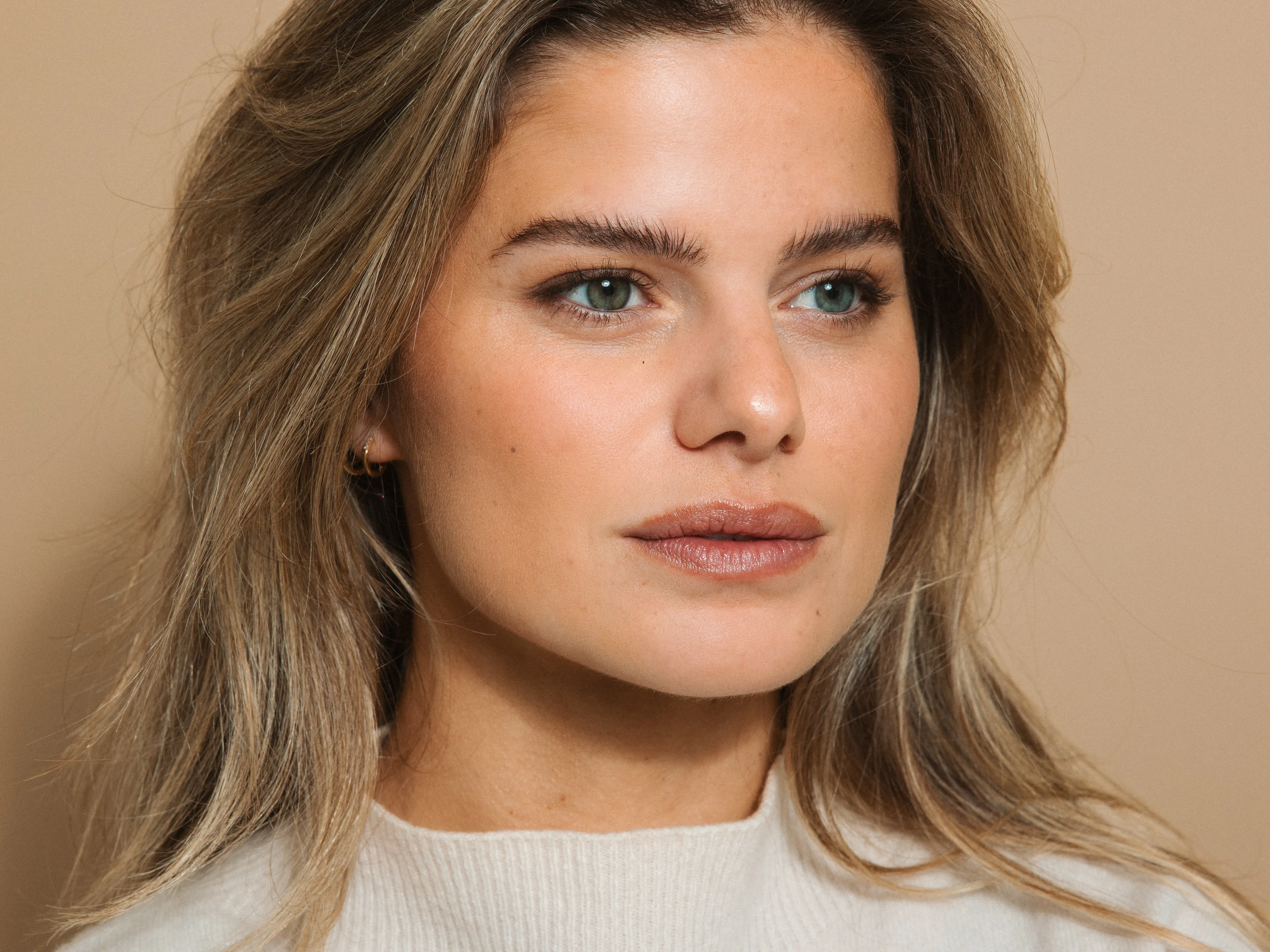 Portret van een blonde vrouw met een frisse, stralende huid