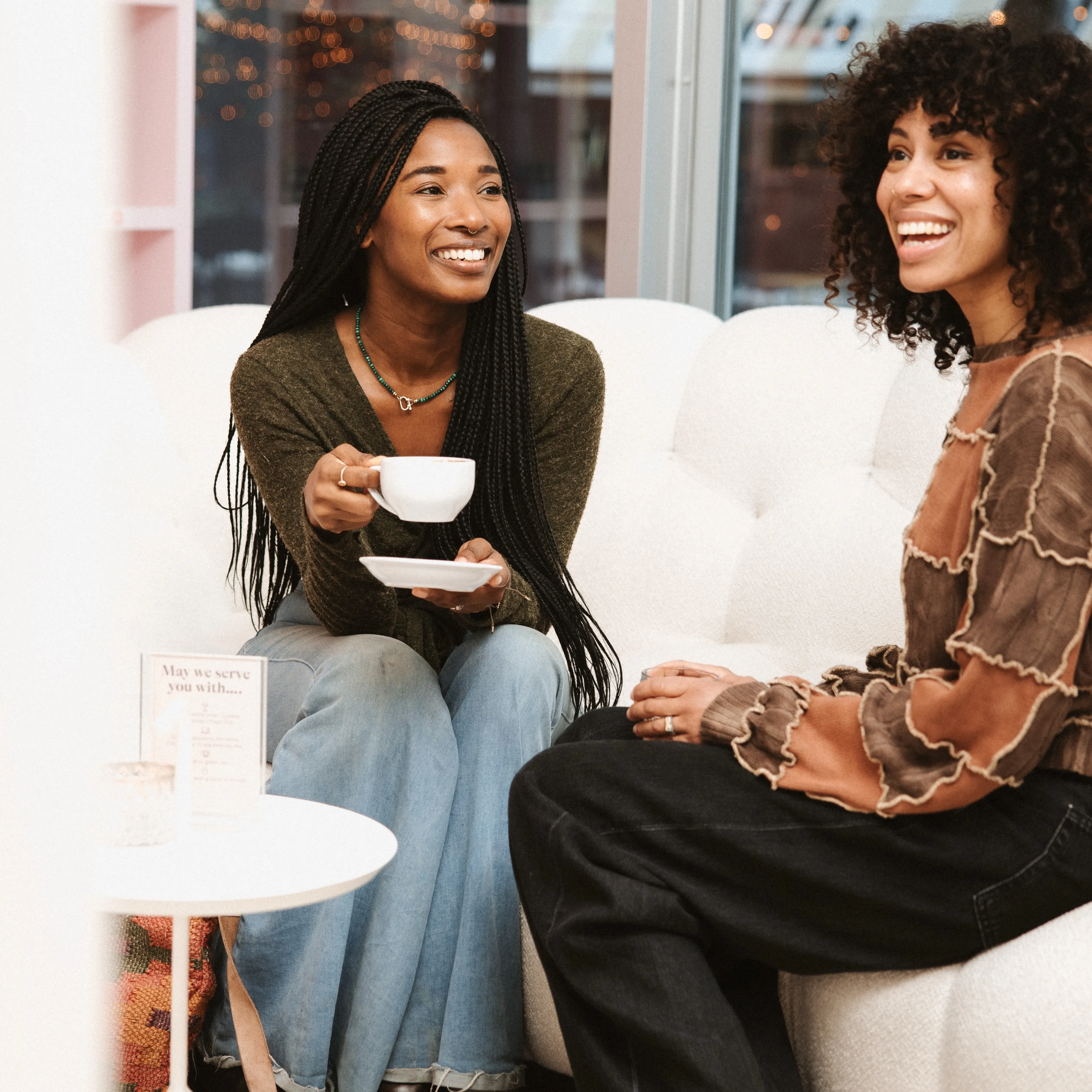 Twee vrouwen drinken koffie in de lounge van Soap