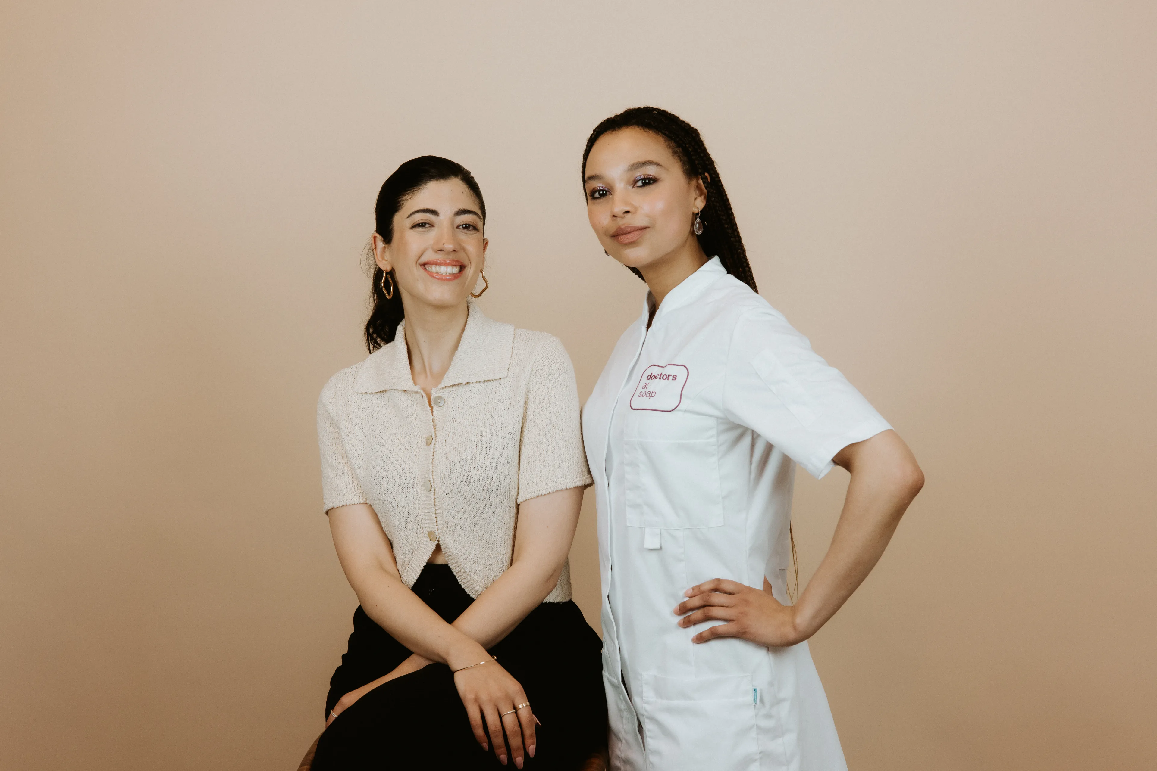 Twee teamleden van Soap naast elkaar in de store