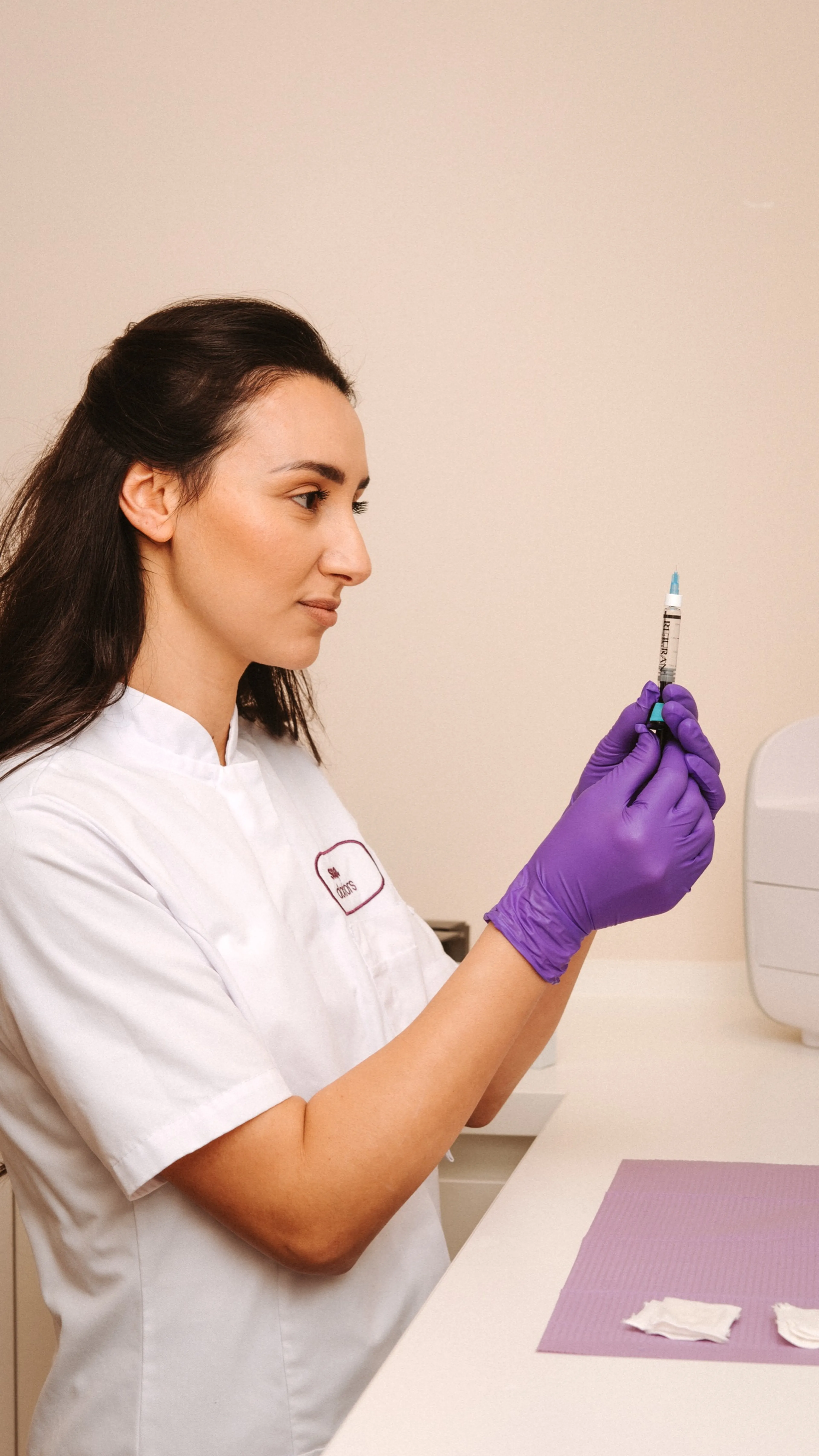 Een arts van Soap houdt een injectiespuit klaar voor een behandeling