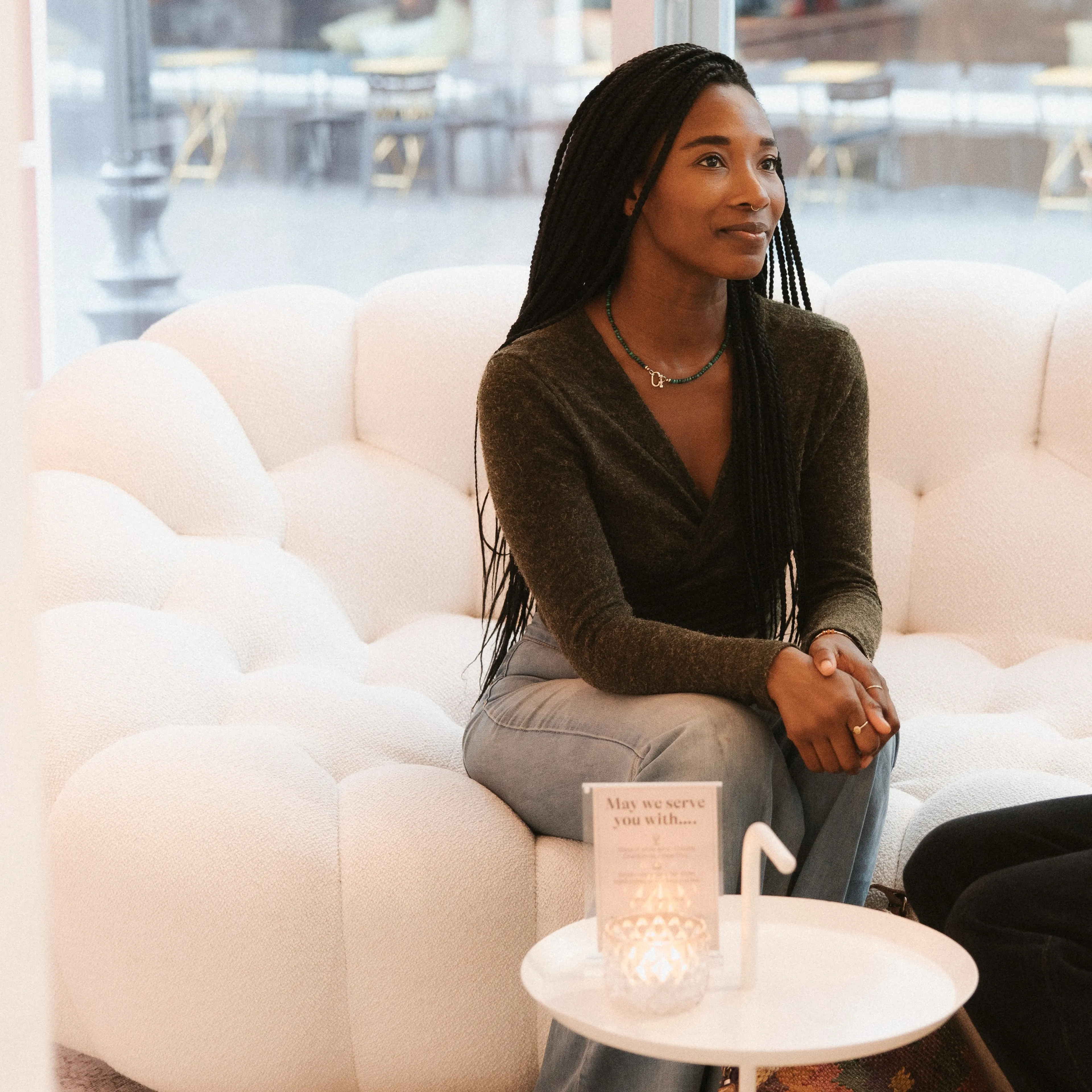 Cliënte wacht ontspannen in de lounge van Soap
