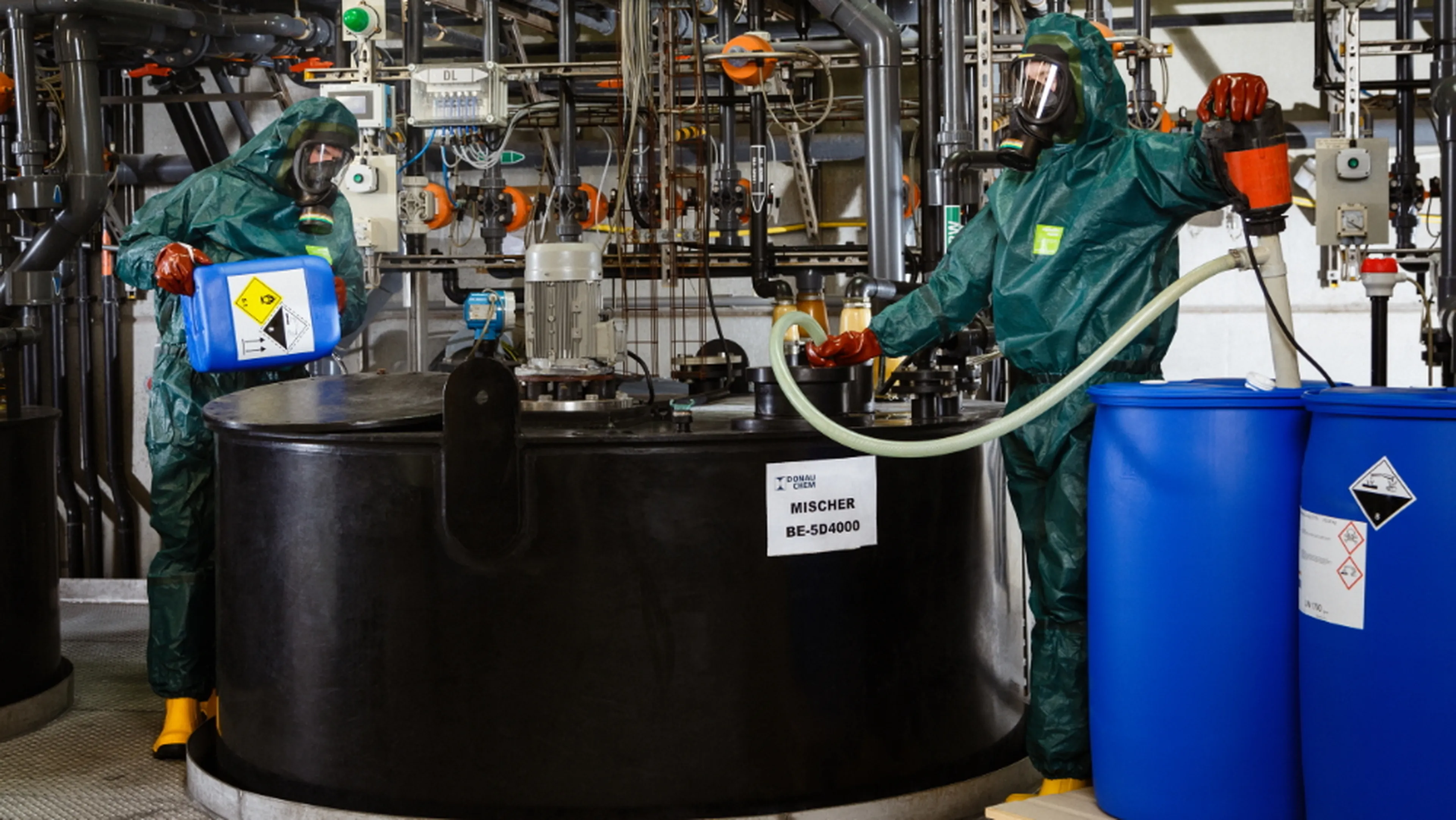 zwei Personen in Industrieanlage