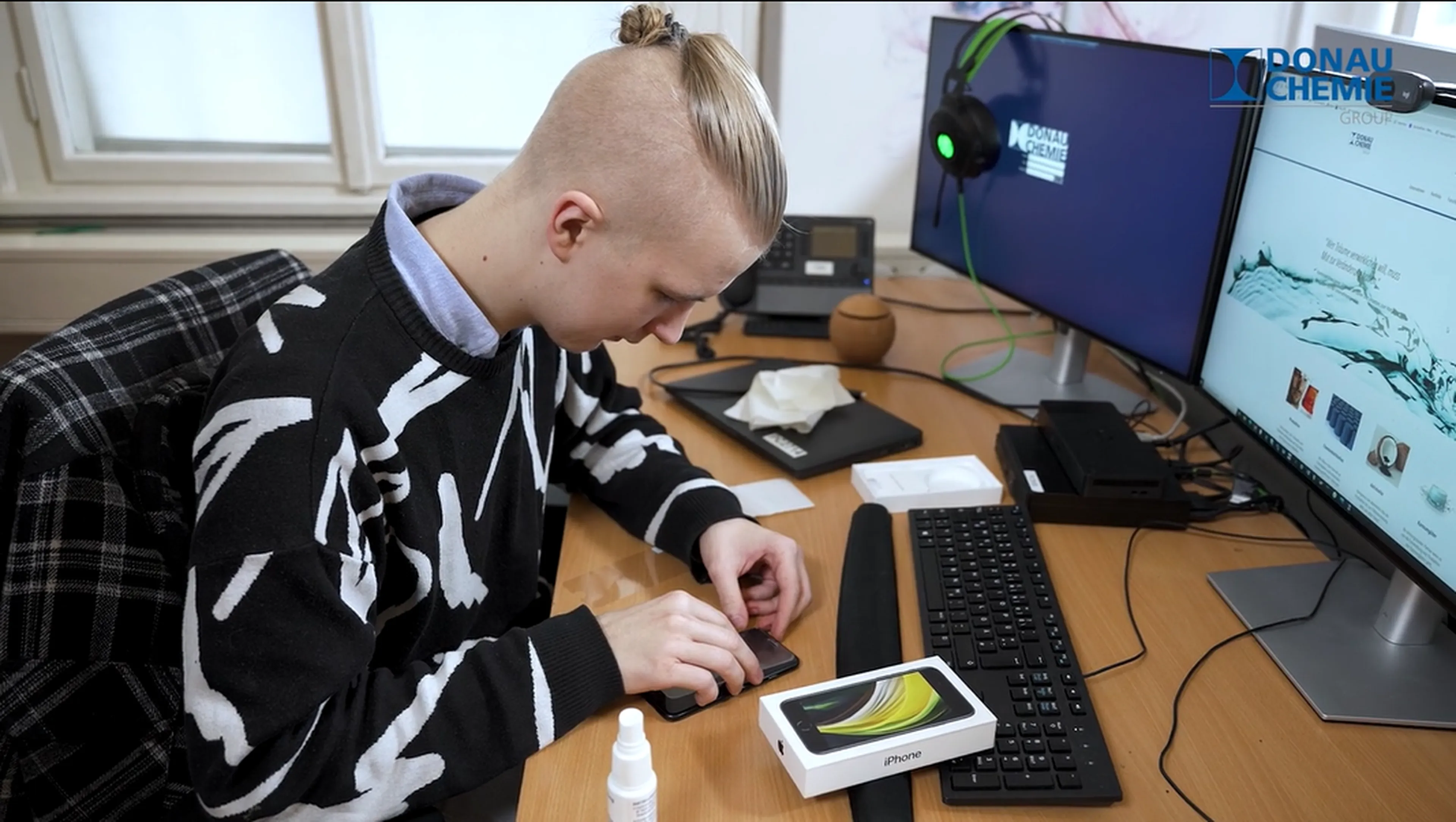 ​​IT Betriebstechnik Lehrling bei der Arbeit