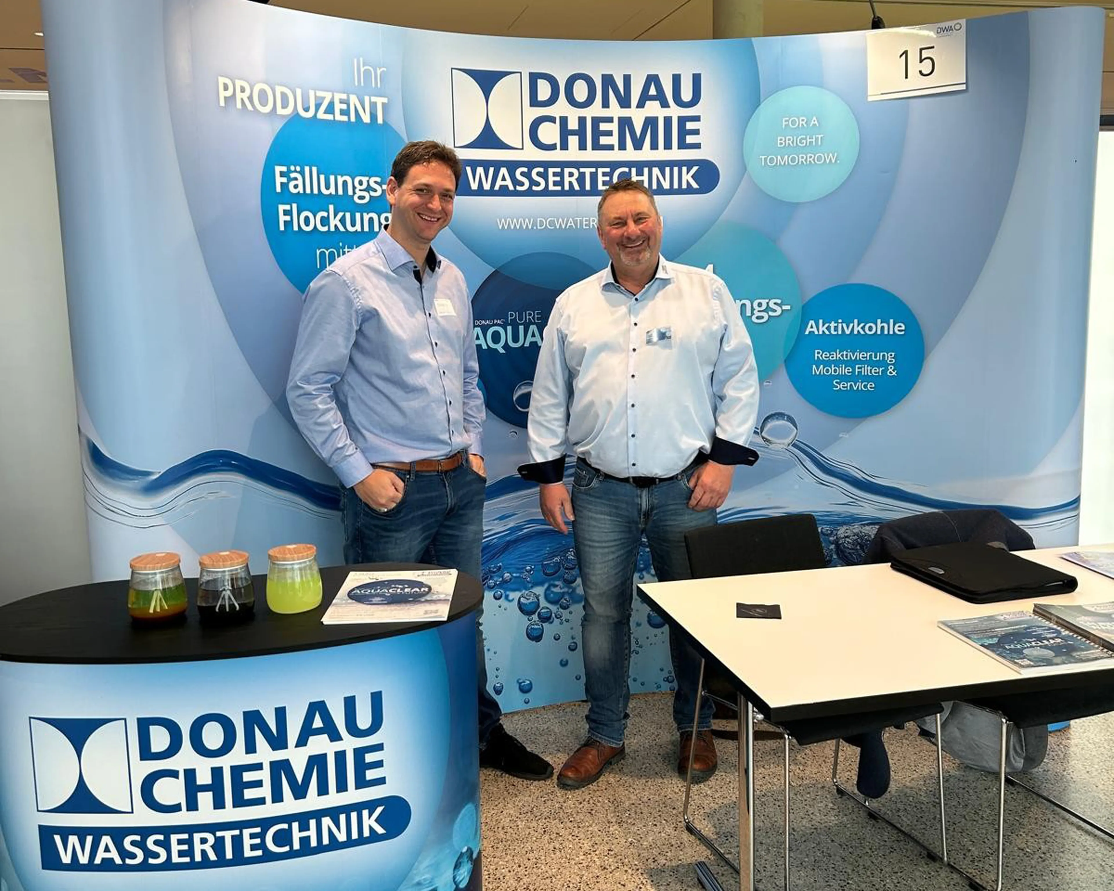 Wassertechnik Mitarbeiter vor Messestand bei der DWA Bayern
