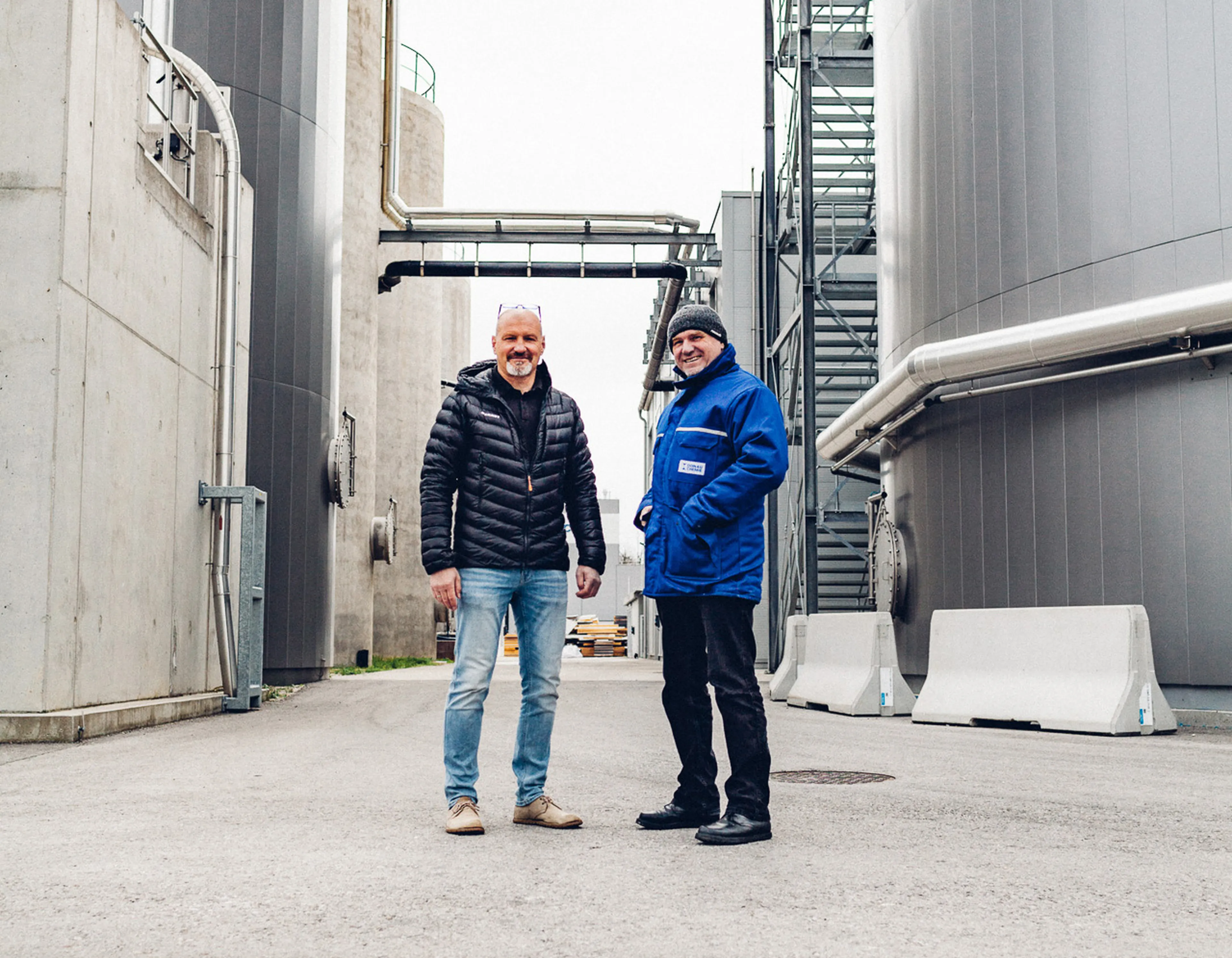 zwei Männer in Industriekläranalge