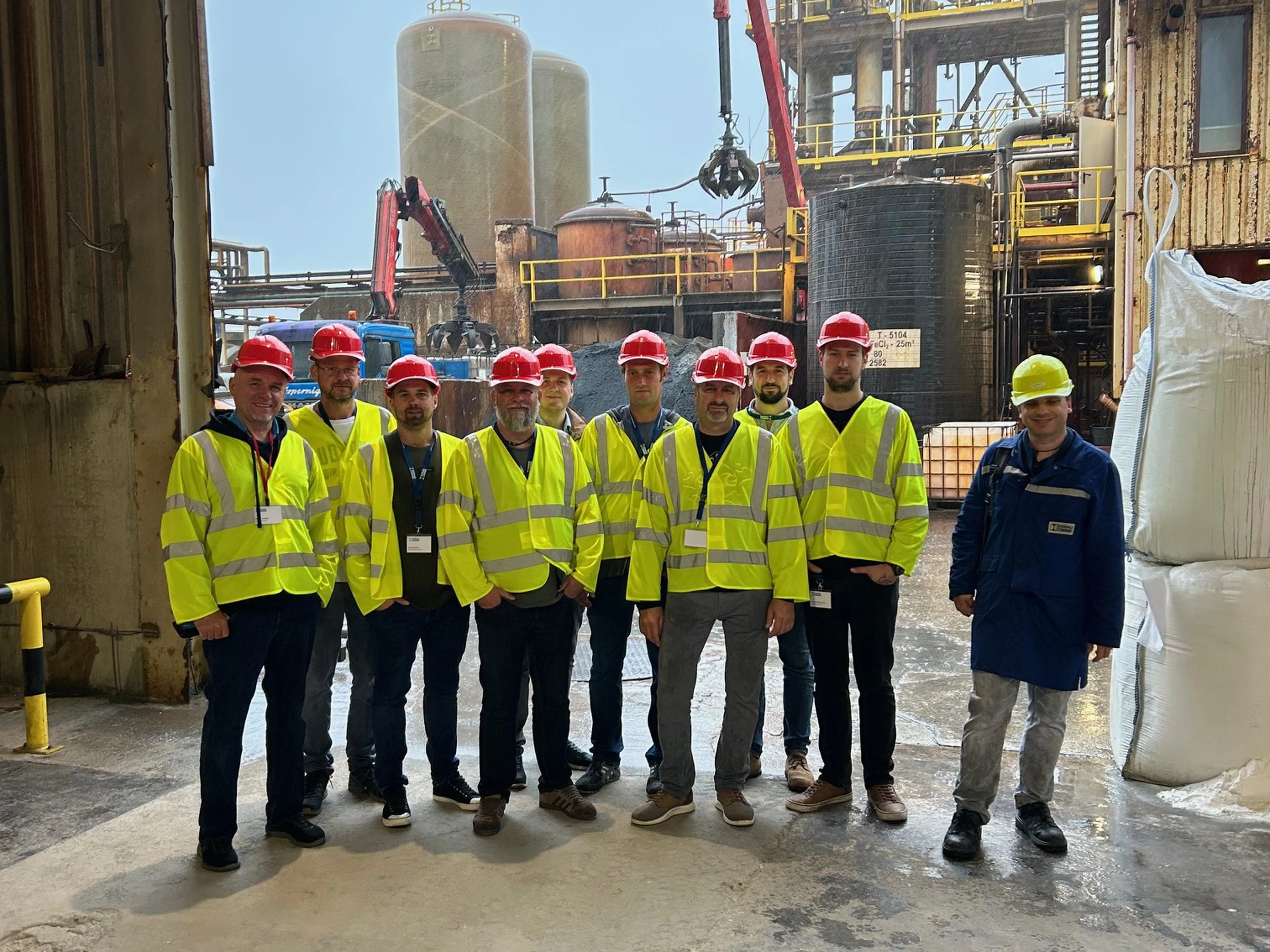 Personen stehen im Donau Chemie Werk in Brückl
