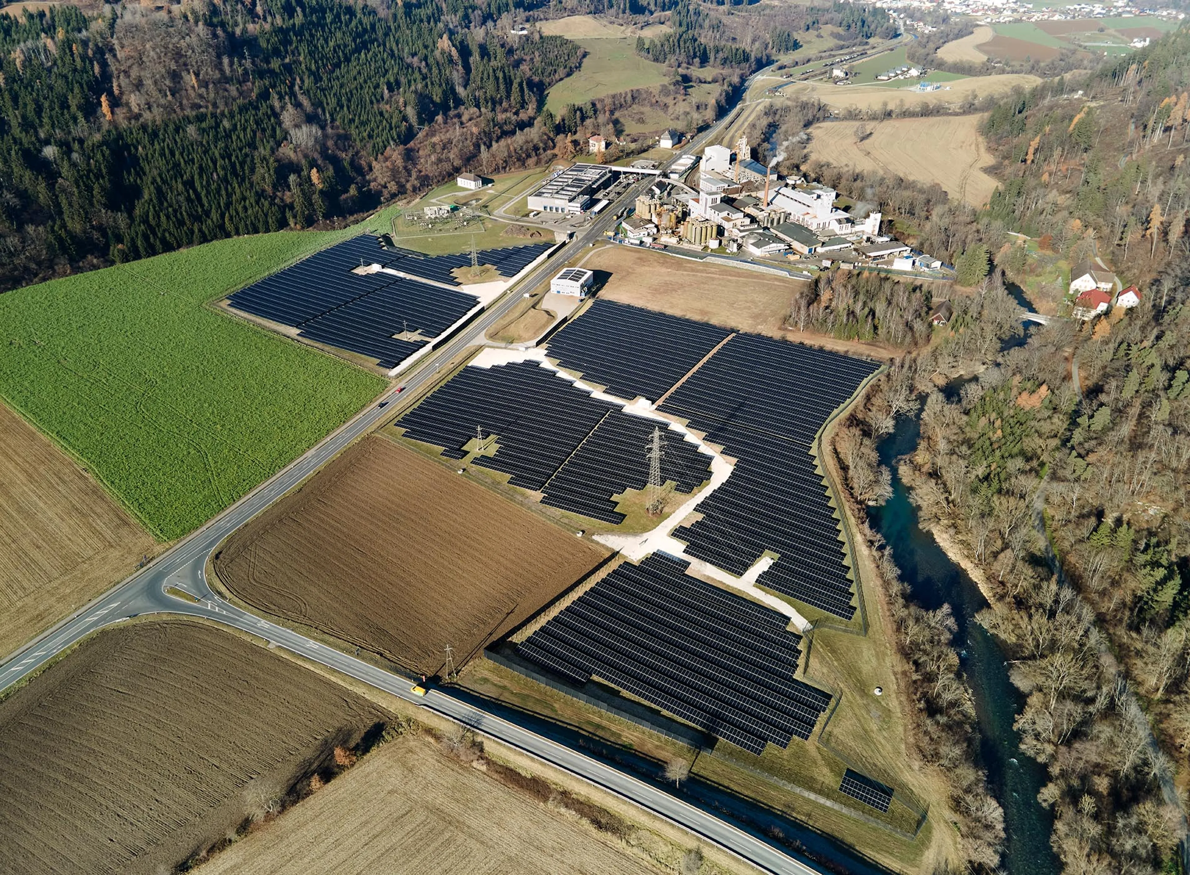 Luftbild PV-Anlage mit Werk Brückl