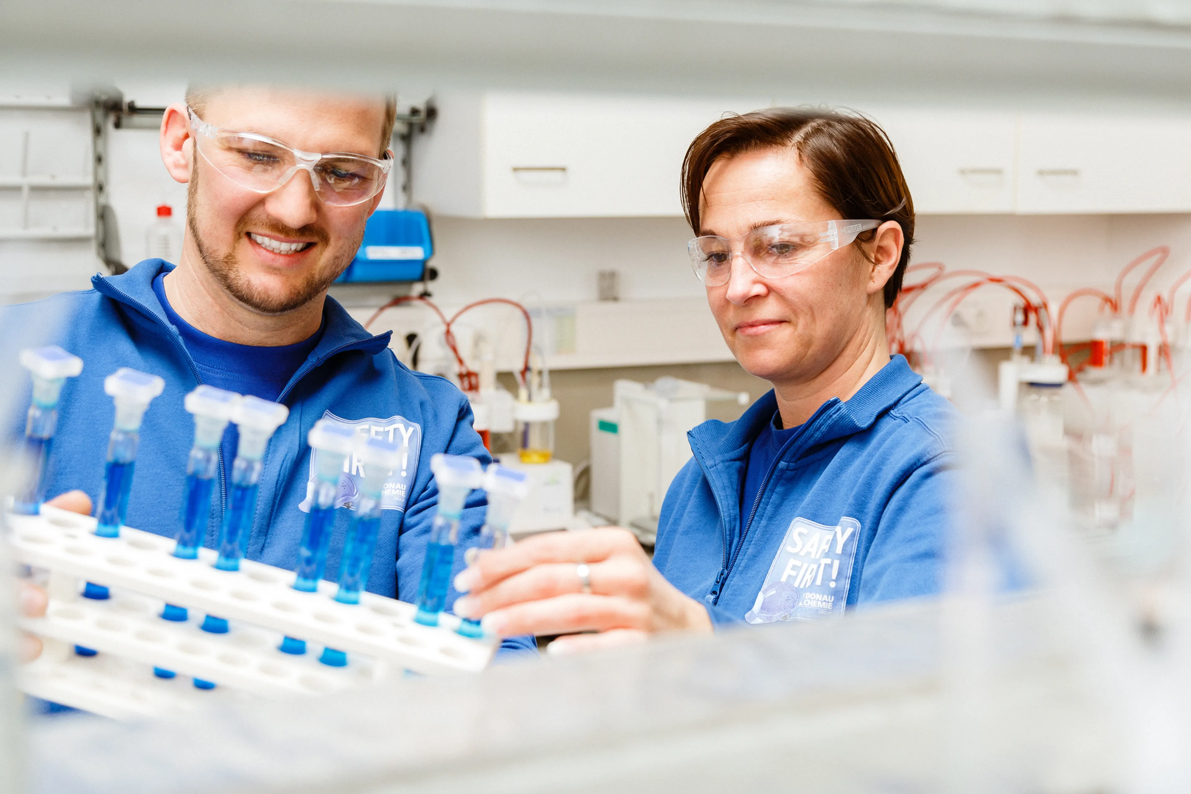 Zwei Chemiker in einem Labor