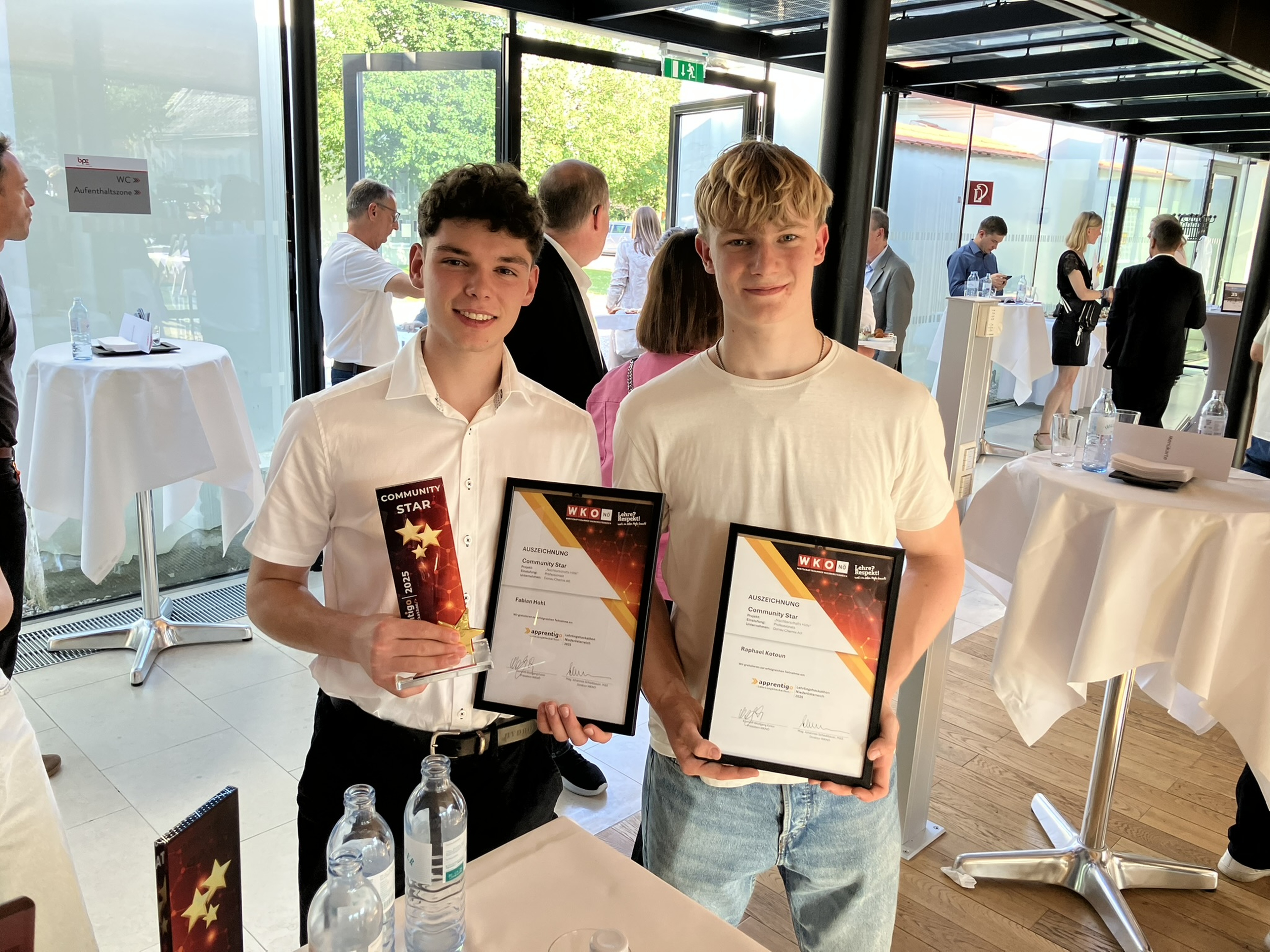 Lehrlingshackathon Fabian Raphael halten Urkunden
