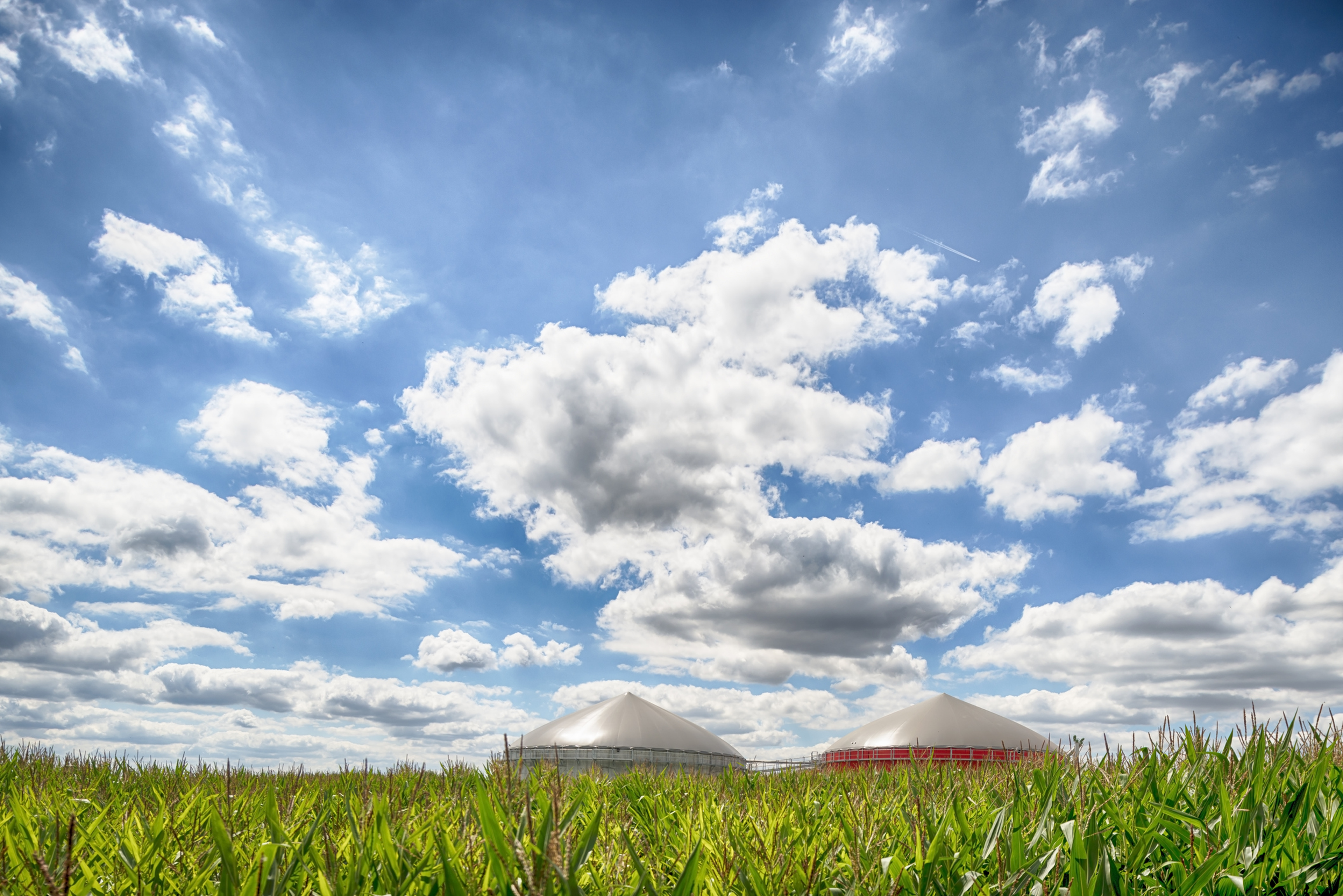 Biogasanlagen mit Wiese und Himmel