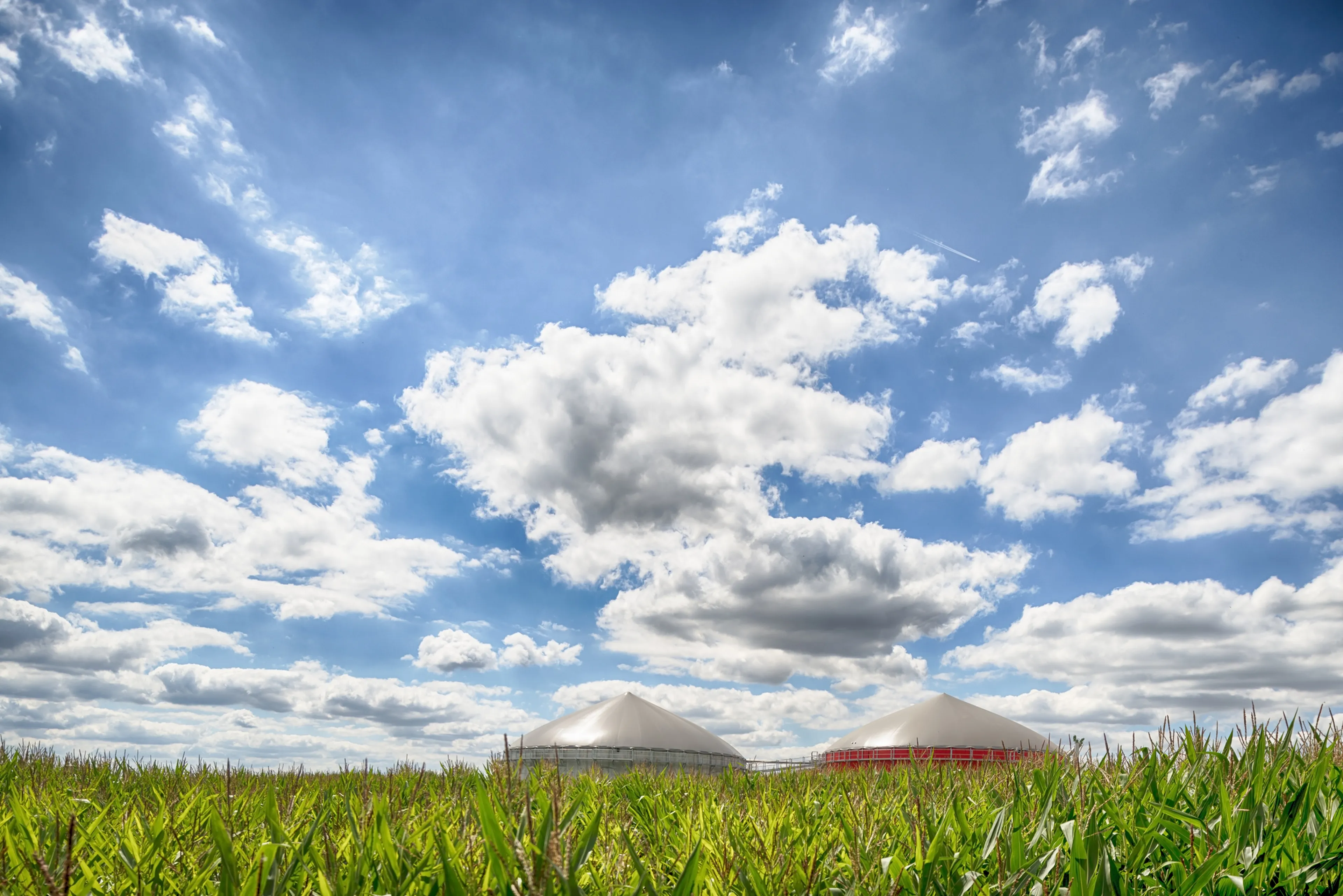 Biogasanlagen mit Wiese und Himmel
