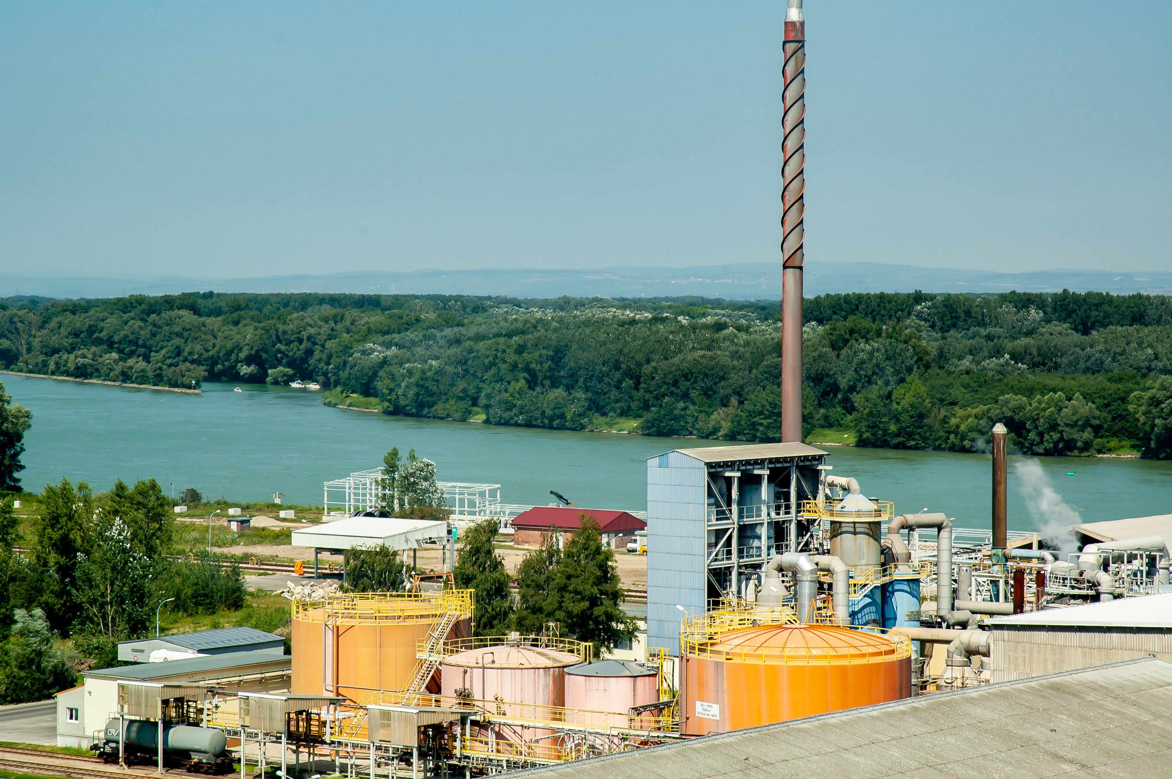 Schwefelsäureanlage mit Donau im Hintergrund