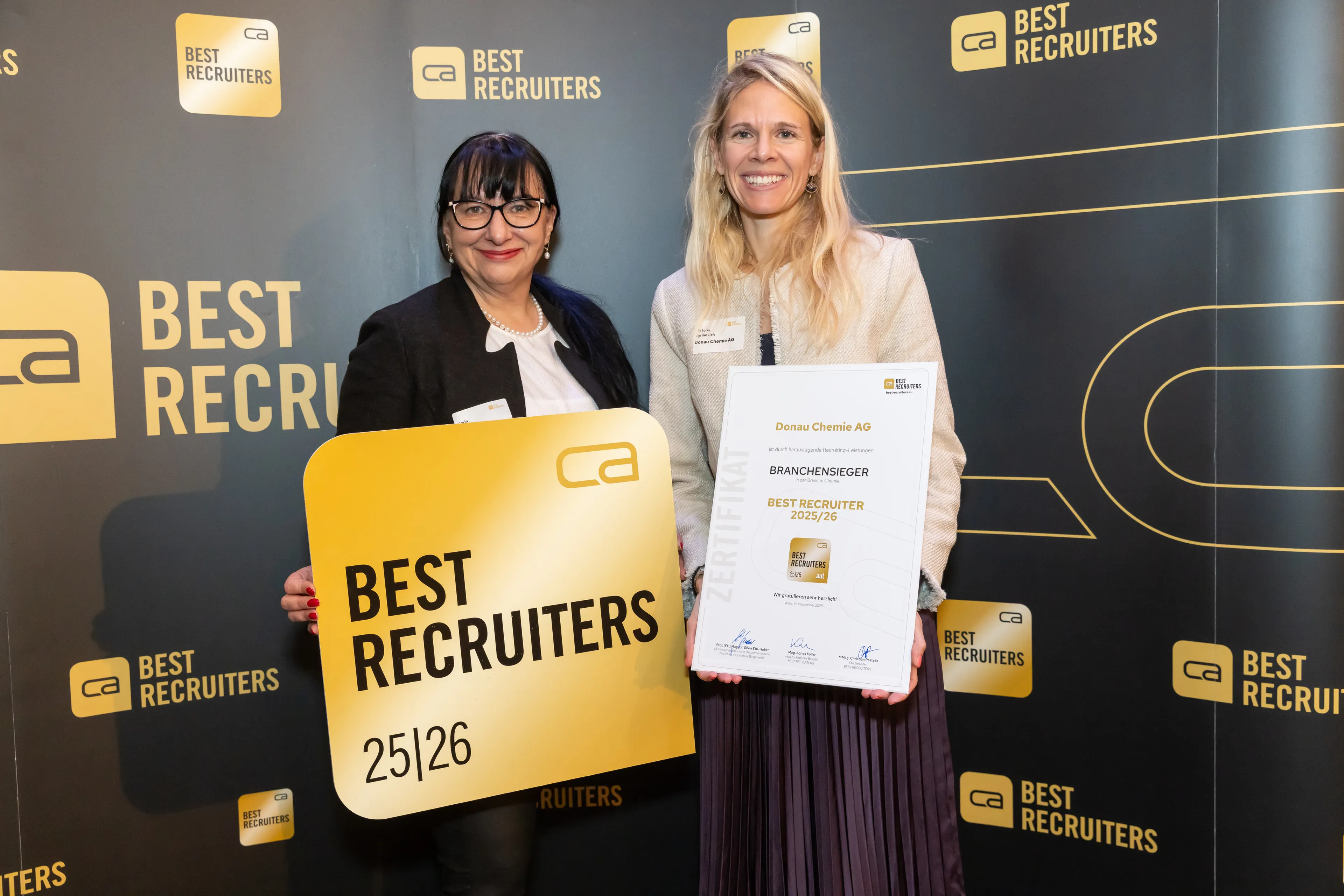 zwei Personen halten best recruiters Zertifikat