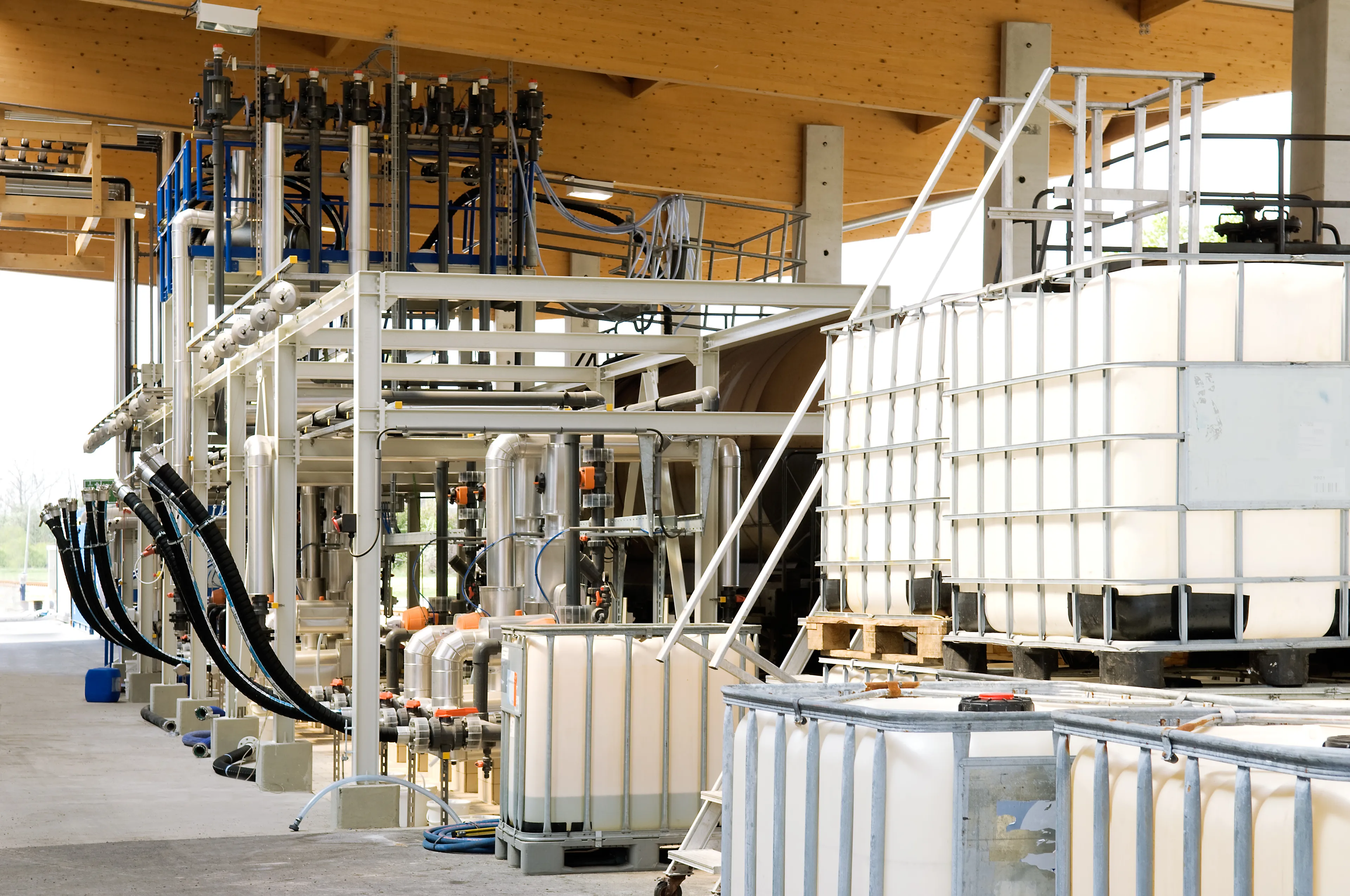 Chemiecontainer vor einer Abfüllstation