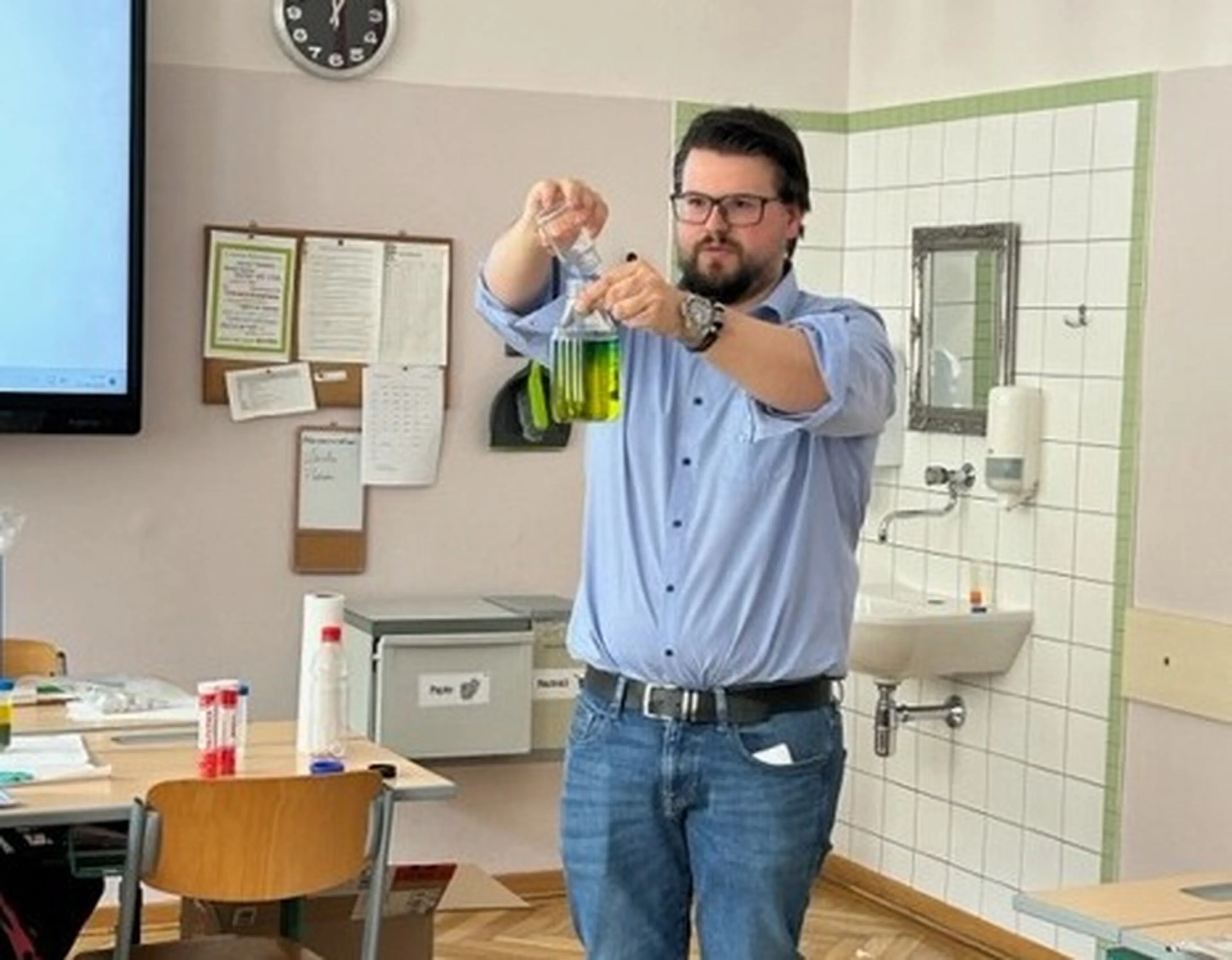 CHEMfluencer zeigt Chemieexperiment in Schule vor