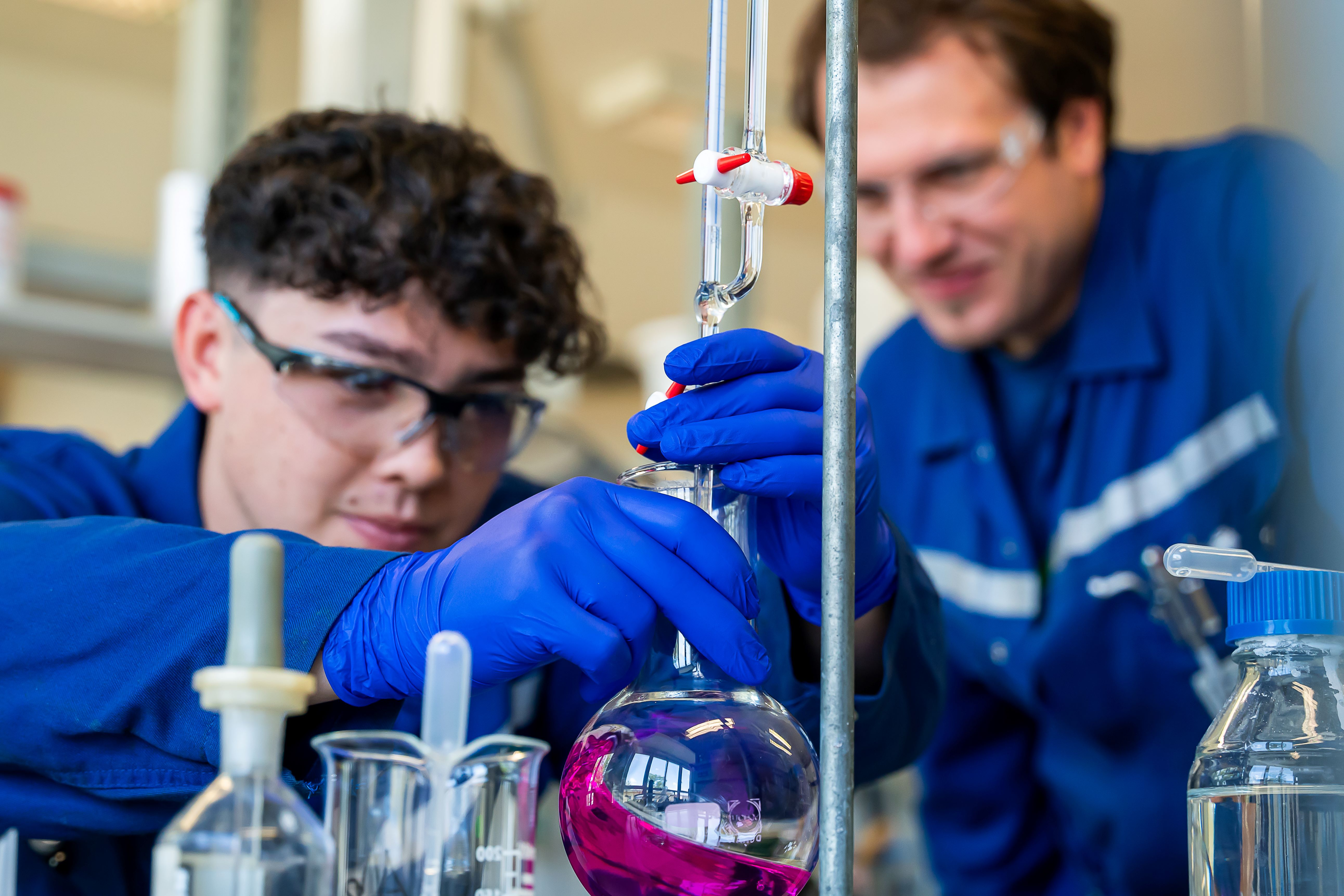 zwei Personen der Chemielabortechnik Lehre