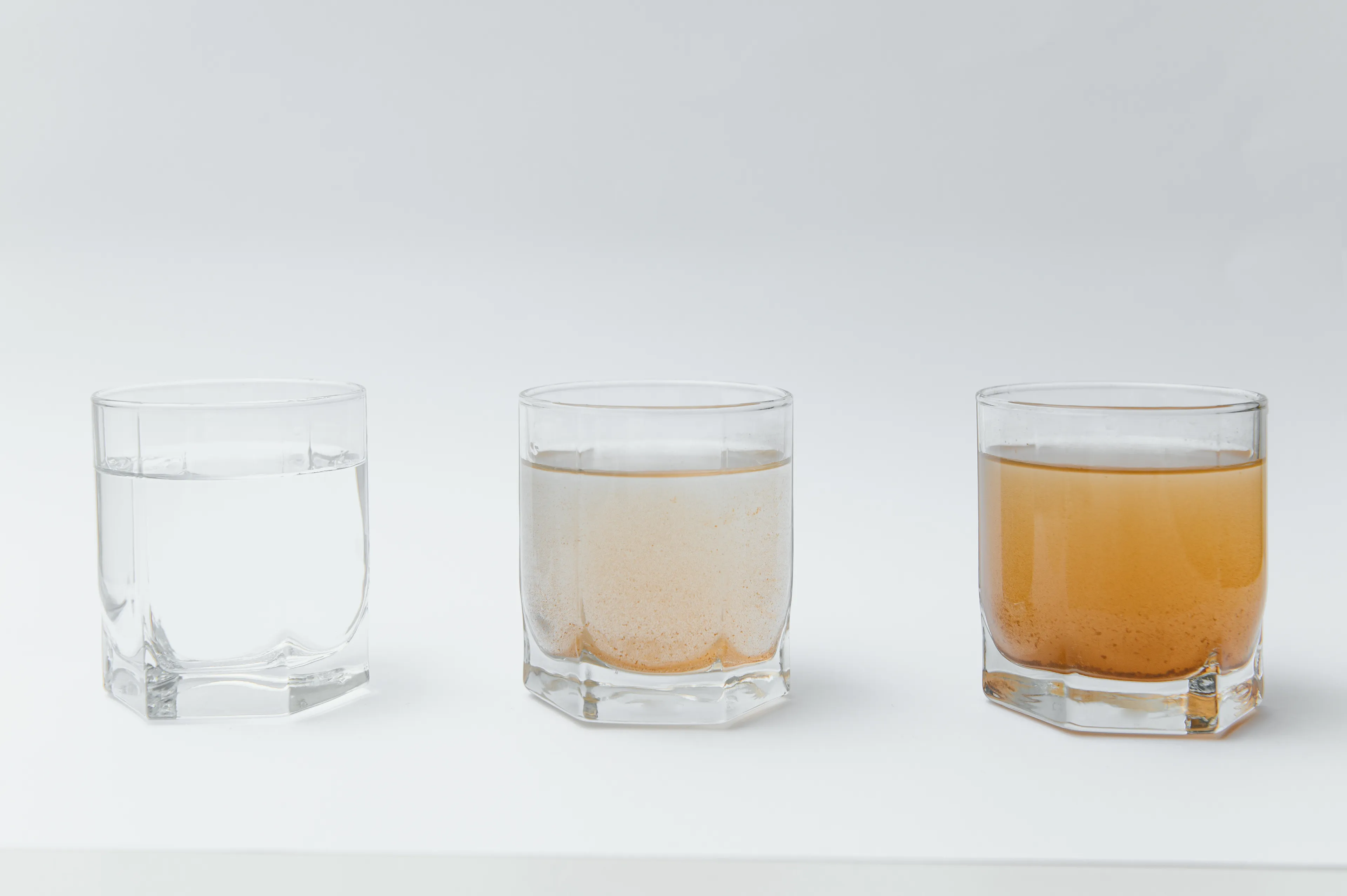Gläser mit sauberen bis hinzu schmitzigen wasser