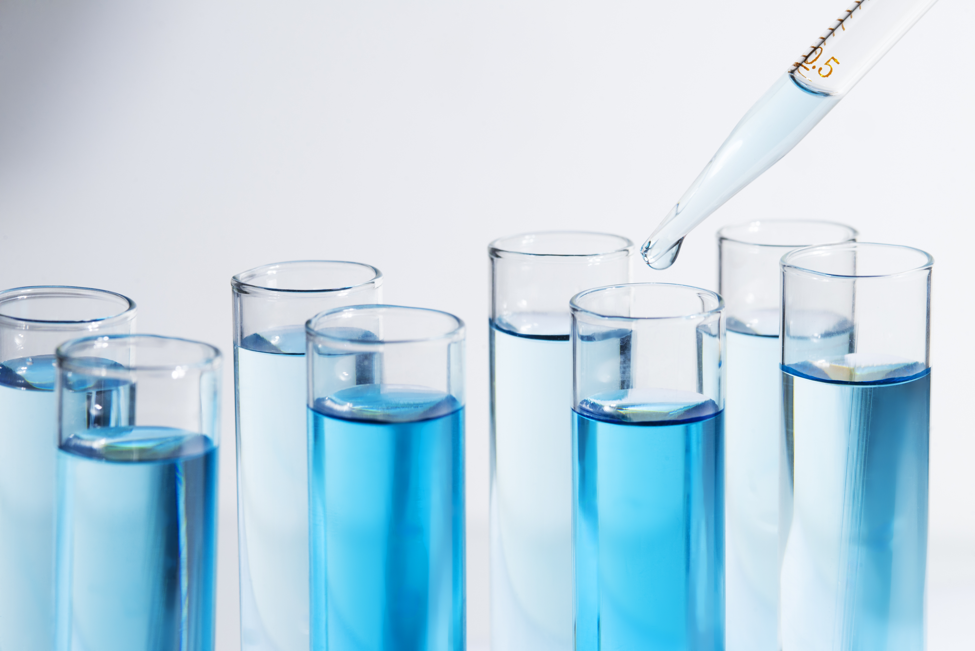 Reagenzgläser mit blauen Flüssigkeiten
