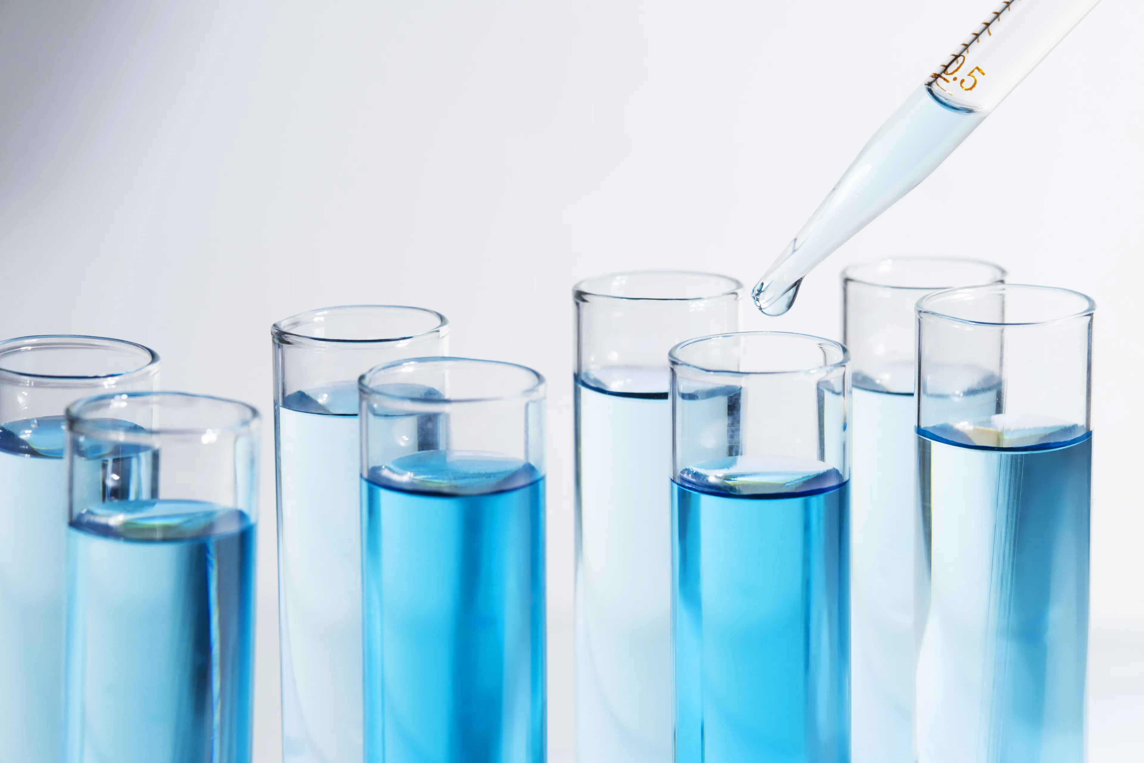 Reagenzgläser mit blauen Flüssigkeiten