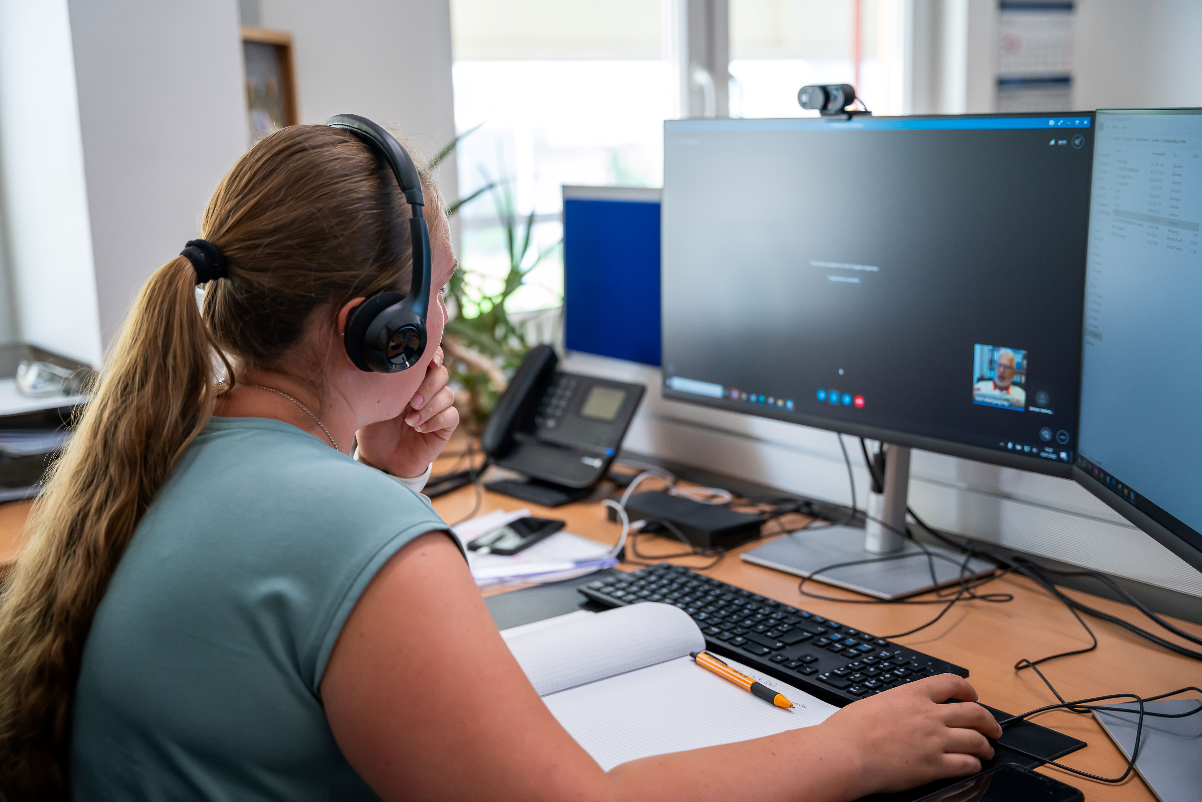 Bürokauffrau vor Computer